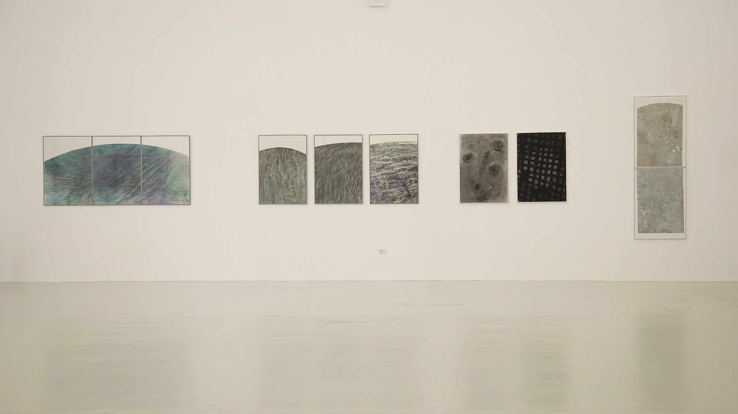 Galerieraum mit großen Wandbildern, Aquarell, Graphit & Asche auf japanischem Reispapier, Teil der Ausstellung im Museum Camusac in Cassino vom zeitgenössischem Düsseldorfer Künstler Eduard Winklhofer
