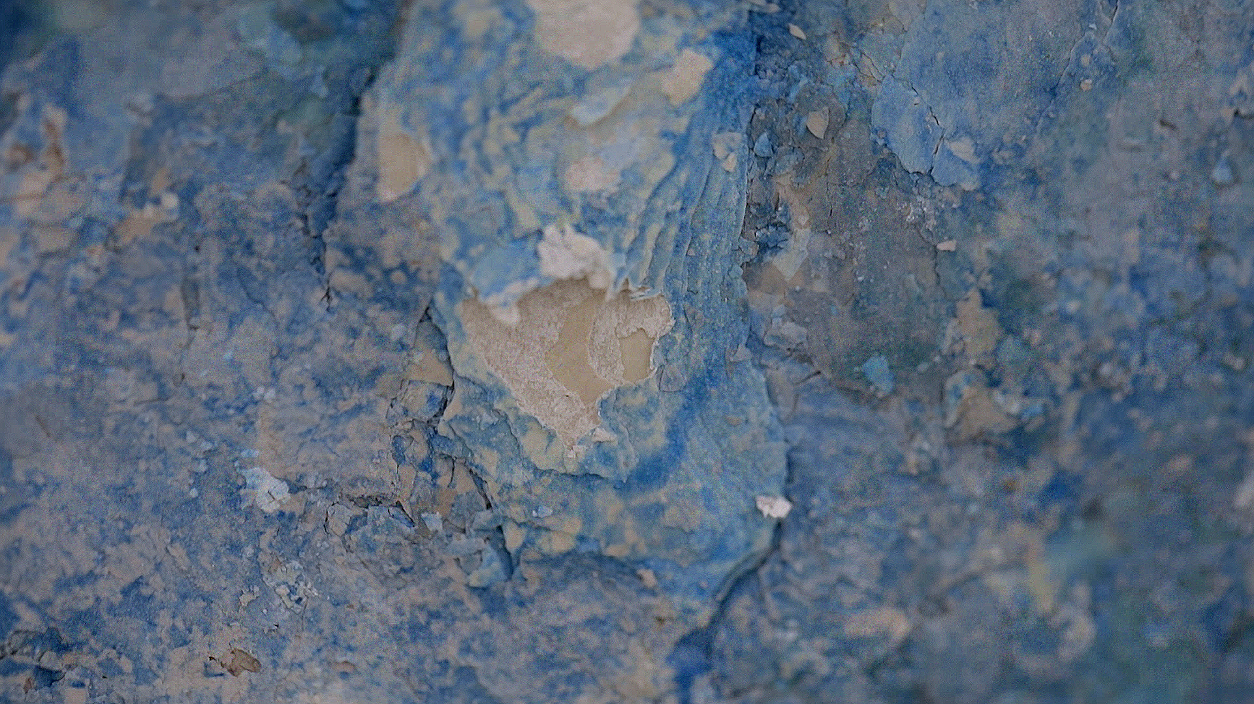 Detail eines modernen Kunstwerks, Asche auf japanischem Reispapier, Teil der Ausstellung im Museum Camusac in Cassino vom zeitgenössischem Düsseldorfer Künstler Eduard Winklhofer