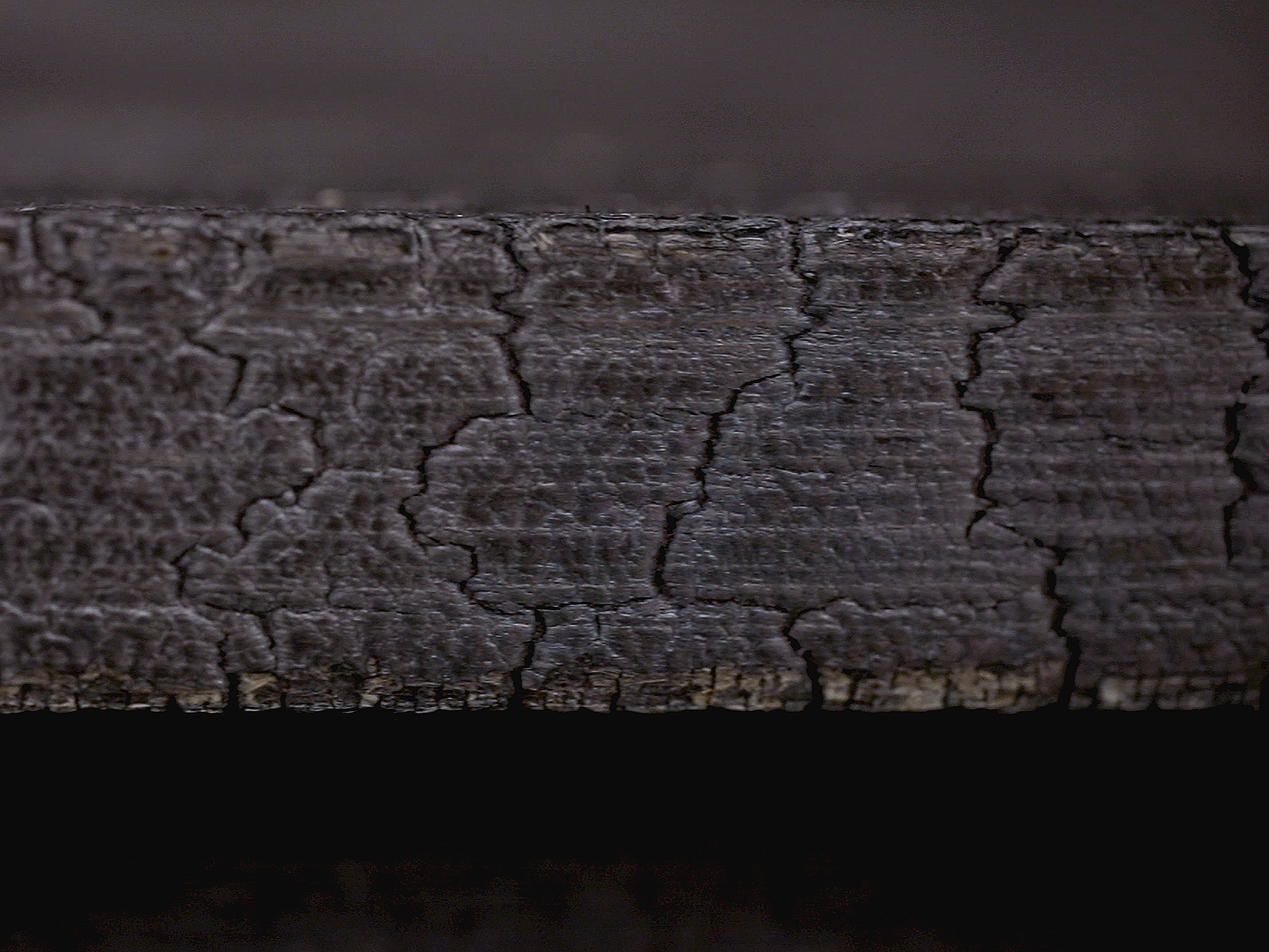 Detail von verbranntem Tisch, Teil einer zeitgenössische Installation, der Ausstellung im Museum Camusac in Cassino vom Düsseldorfer Künstler Eduard Winklhofer