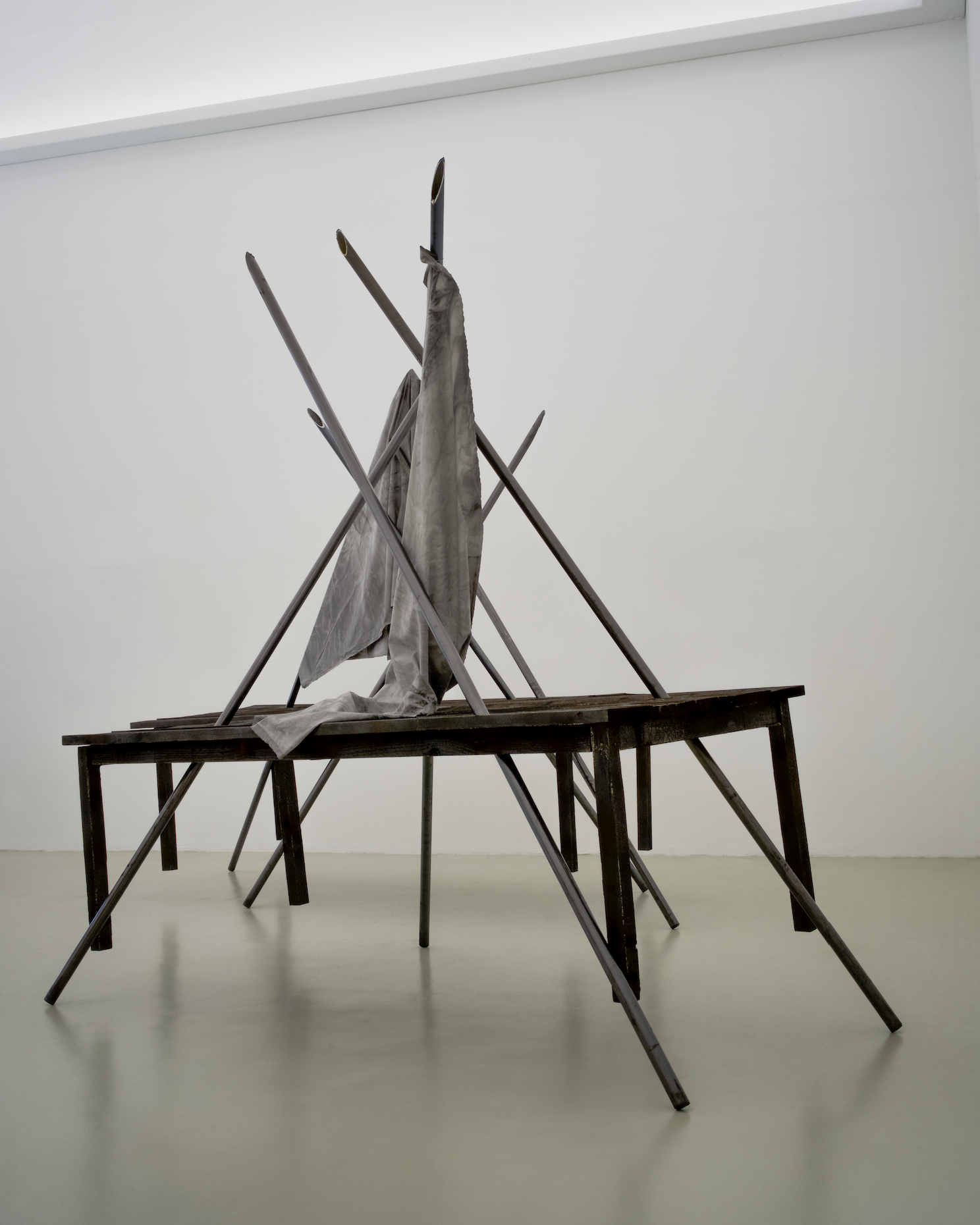 Arbeit ohne Titel, 2022, Detail, Verbrannte Tische, Lanzen, Fahnen