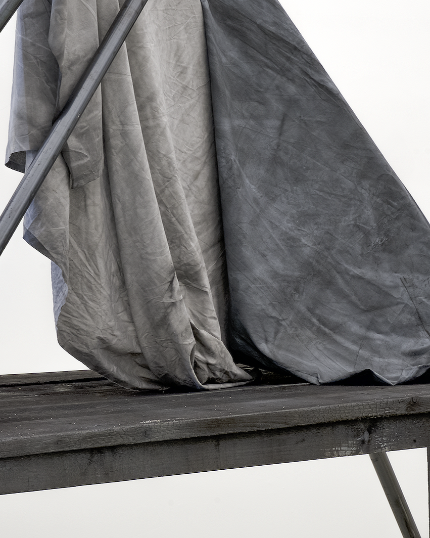 Detail von Lanze & Fahne die in verbranntem Tisch stecken, zeitgenössische Installation, Teil der Ausstellung im Museum Camusac in Cassino vom Düsseldorfer Künstler Eduard Winklhofer