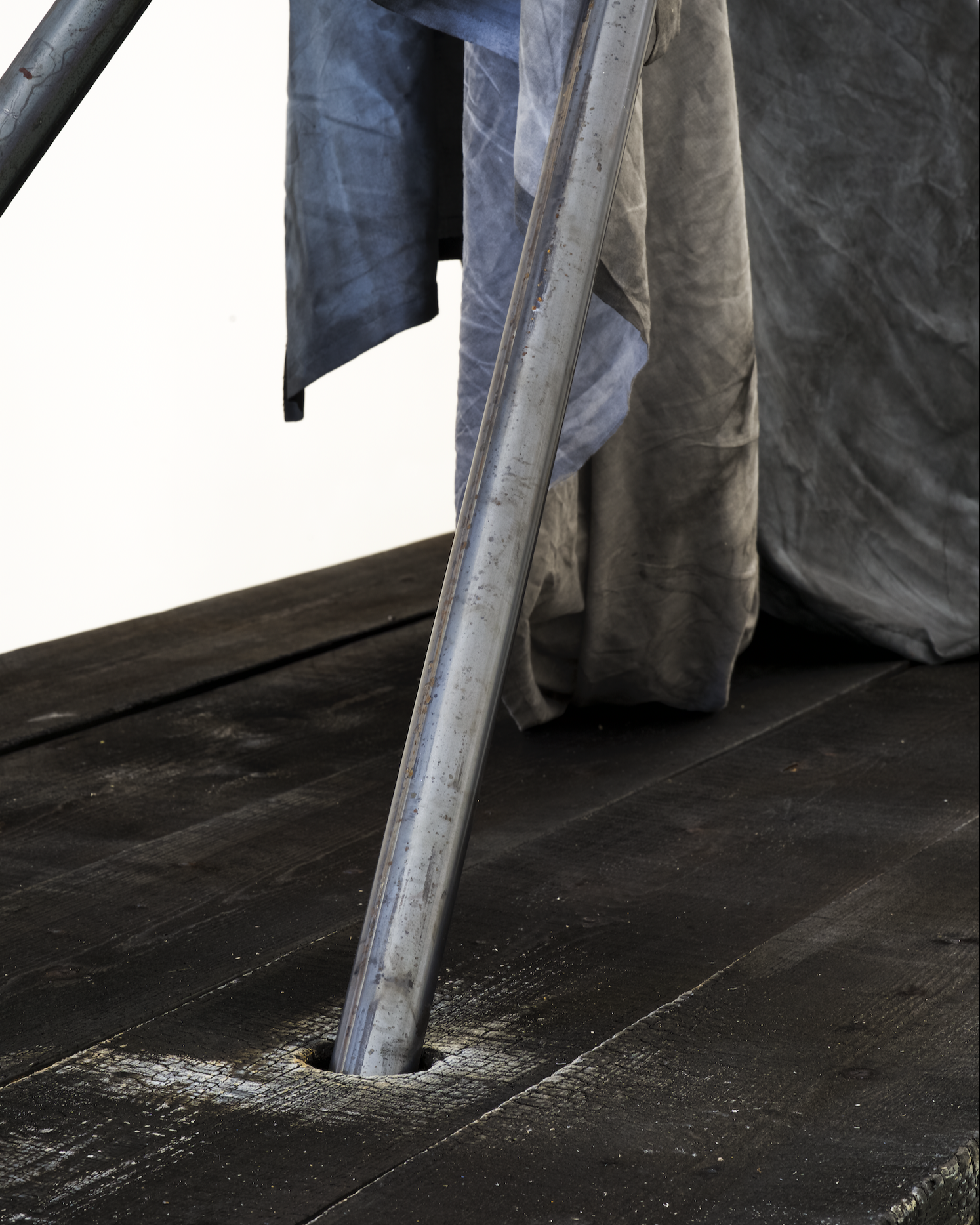 Detail von Lanze & Fahne die in verbranntem Tisch stecken, zeitgenössische Installation, Teil der Ausstellung im Museum Camusac in Cassino vom Düsseldorfer Künstler Eduard Winklhofer