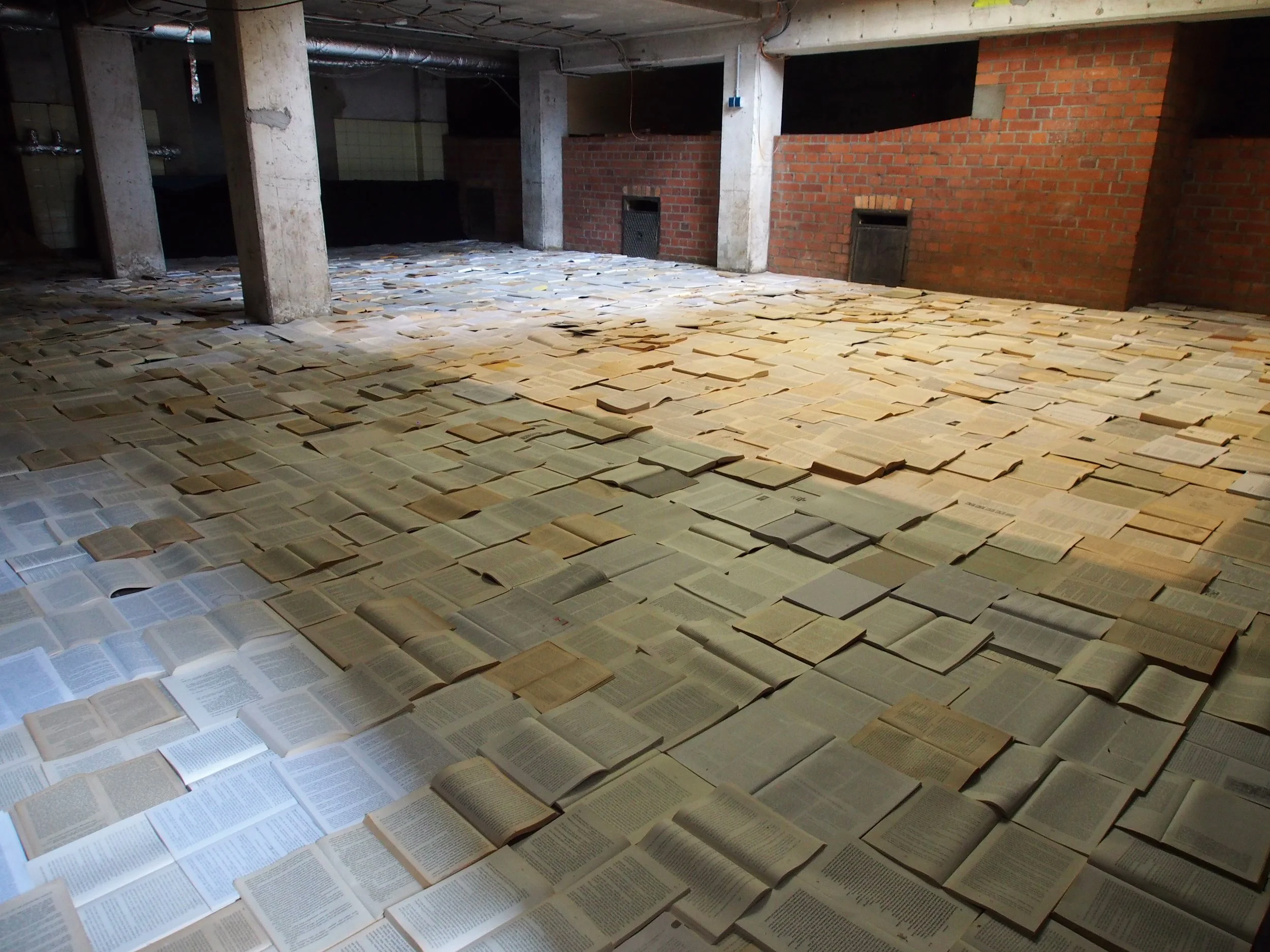 Große zeitgenössische Installation aus Büchern im Kesselhaus Bamberg Ausstellung des aktuellen Künstlers Eduard Winklhofer aus Düsseldorf