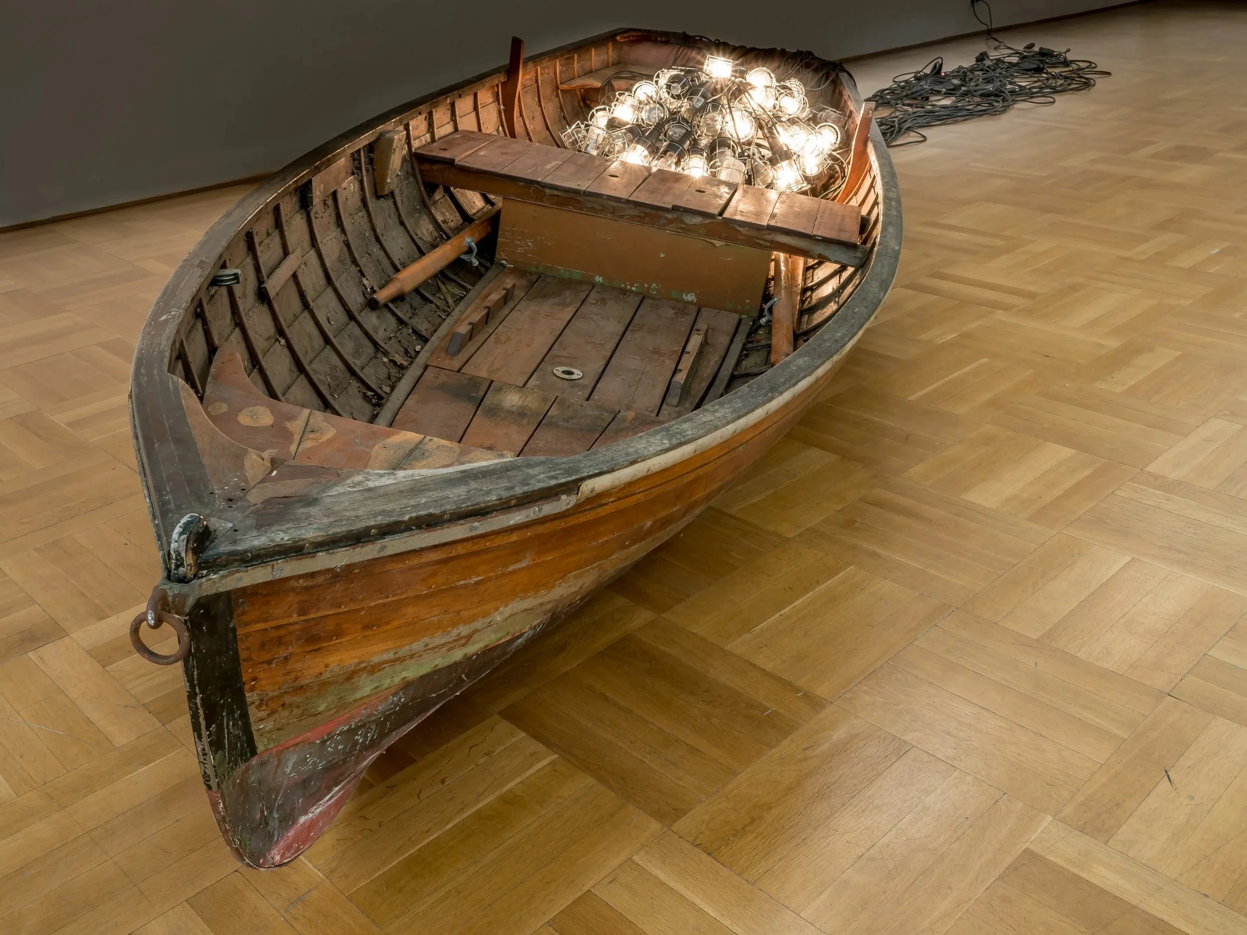 Schiff aus Holz, das mit Lichterketten beladen ist, moderne Installation, Zeitgenössischen Künstlers Eduard Winklhofer, Kunst & Gewerbeverein, 2018