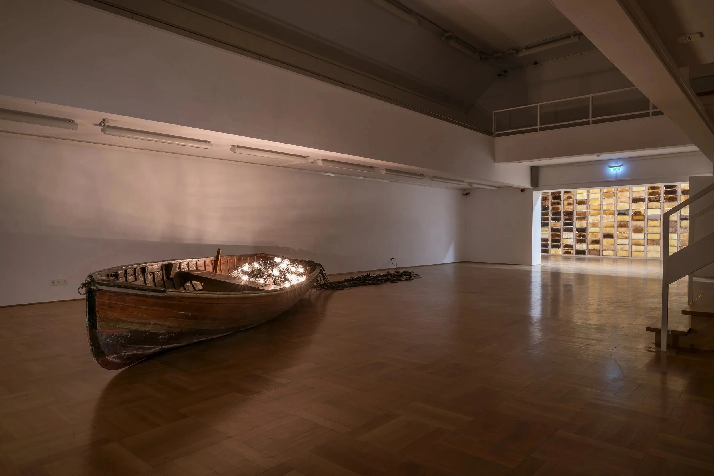 Schiff aus Holz, das mit Lichterketten beladen ist, moderne Installation, Wand aus Bienenwaben, Zeitgenössischen Künstlers Eduard Winklhofer, Kunst & Gewerbeverein, 2018
