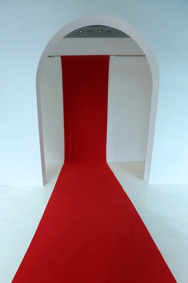 Installation in Shenzhen, Rote Fahne, von Düsseldorfer zeitgenössischem Künstler Eduard Winklhofer
