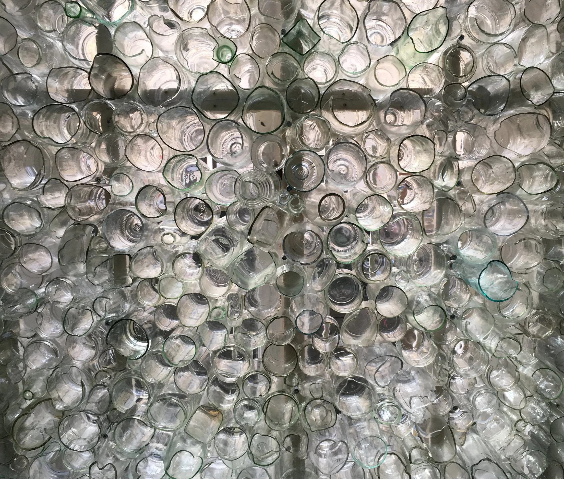 Detail, Kunstinstallation mit Glasflaschen und orangefarbenem Stoff im Rahmen einer Wand, Raum für Kunst Oberkassel des zeitgenössischen deutschen Künstlers Eduard Winklhofer