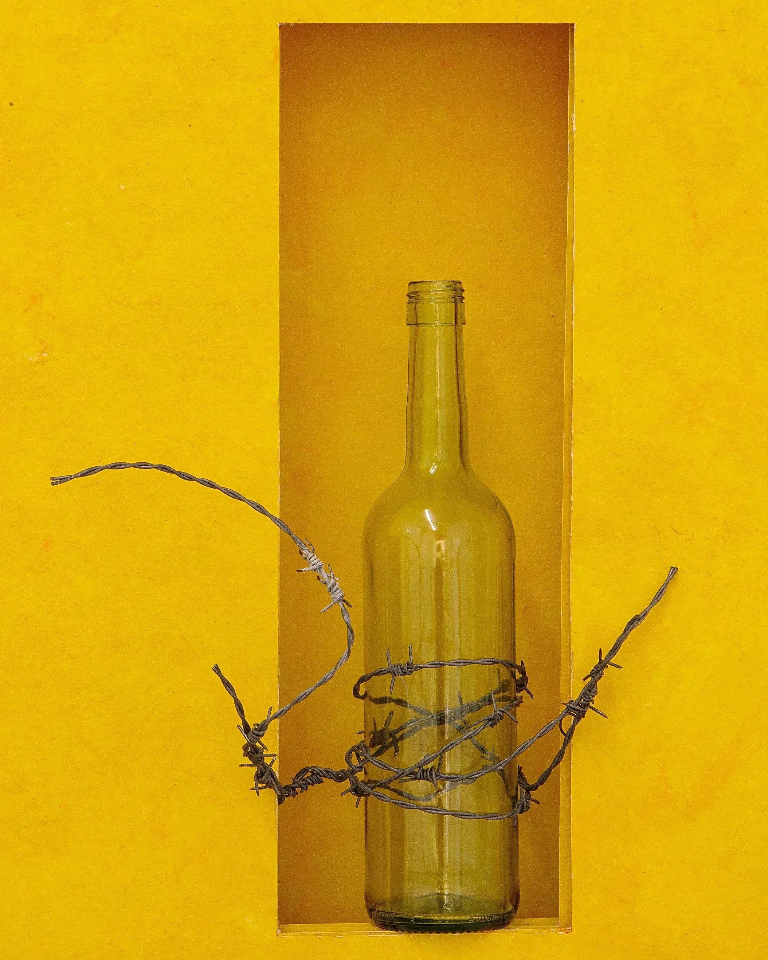 Nahaufnahme, Raum für Kunst Oberkassel, Ausstellung Eduard Winklhofer, kontemporäre Kunst Düsseldorf, Pigment auf Papier, Flasche, Stacheldraht