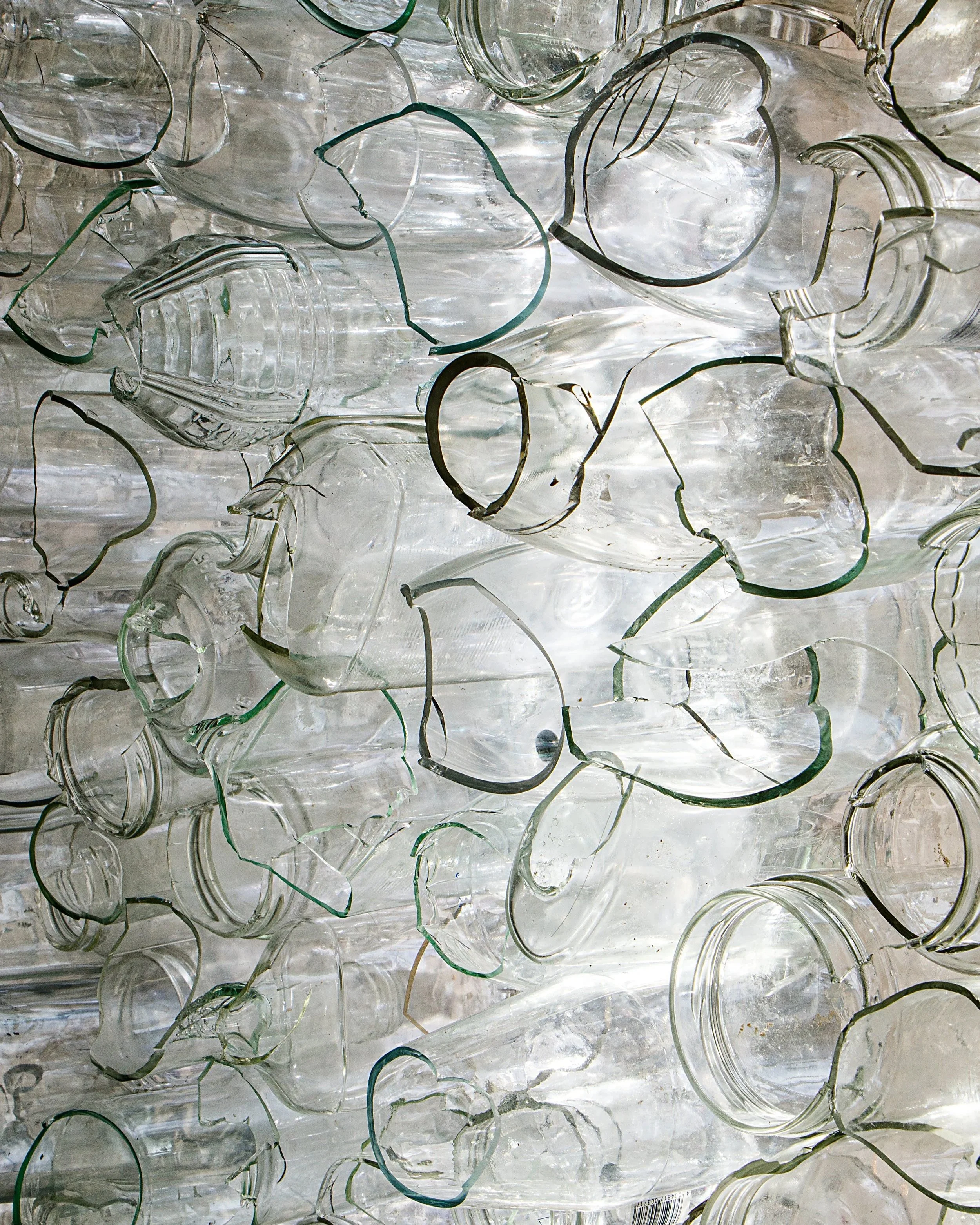 Nahaufnahme, Kunstinstallation mit Glasflaschen und orangefarbenem Stoff im Rahmen einer Wand, Raum für Kunst Oberkassel des zeitgenössischen deutschen Künstlers Eduard Winklhofer