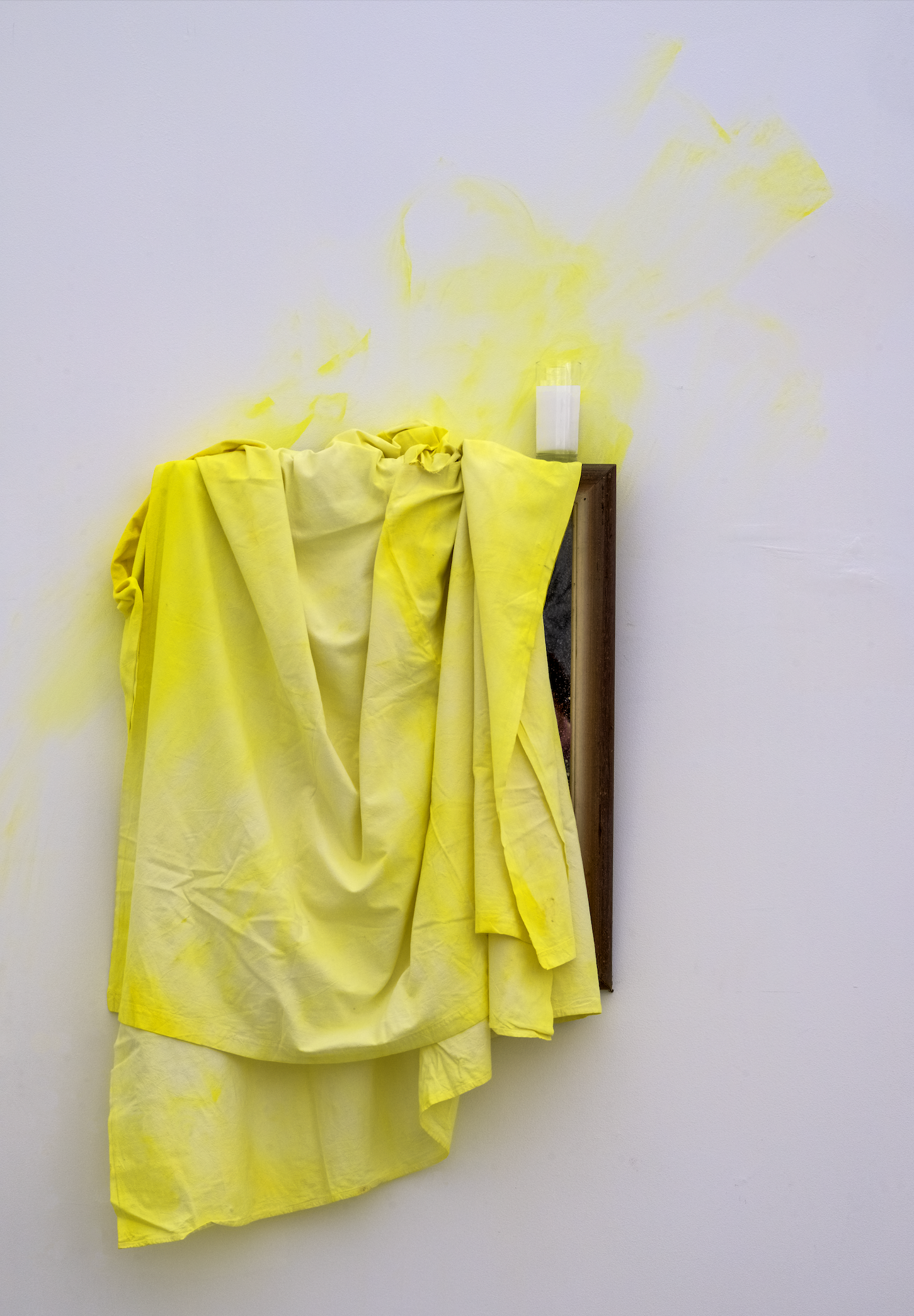 Arbeit ohne Titel, Milchglas, Spiegel, Tuch, Gelbe Farbe
