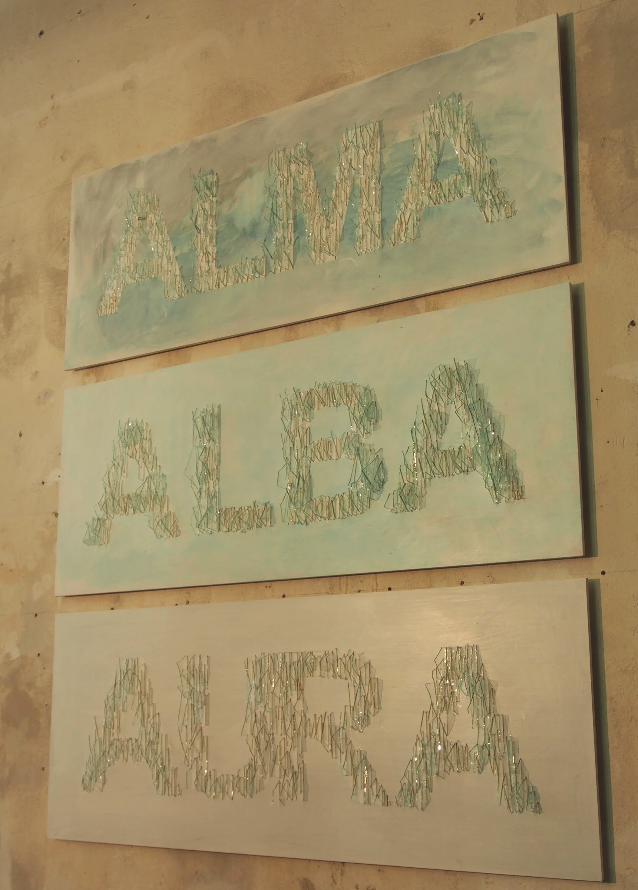 Serie aus Arbeiten mit Glasscherben in Holzrahmen, im Kesselhaus Bamberg Ausstellung des aktuellen Künstlers Eduard Winklhofer aus Düsseldorf