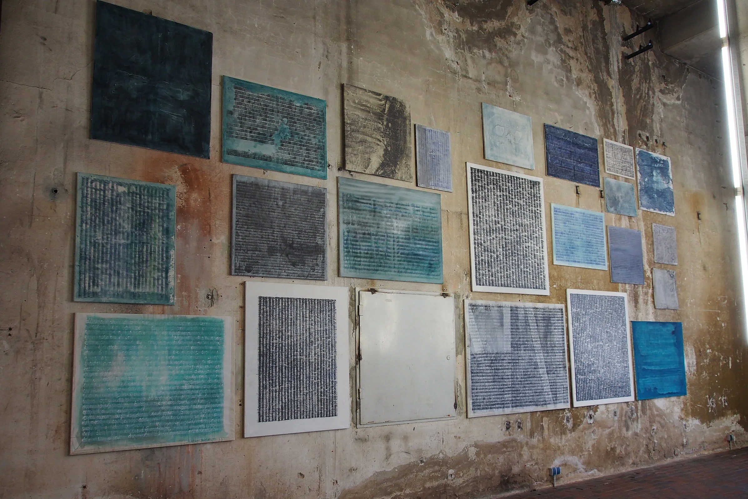 Bilderwand im Kesselhaus Bamberg Ausstellung des aktuellen Künstlers Eduard Winklhofer aus Düsseldorf