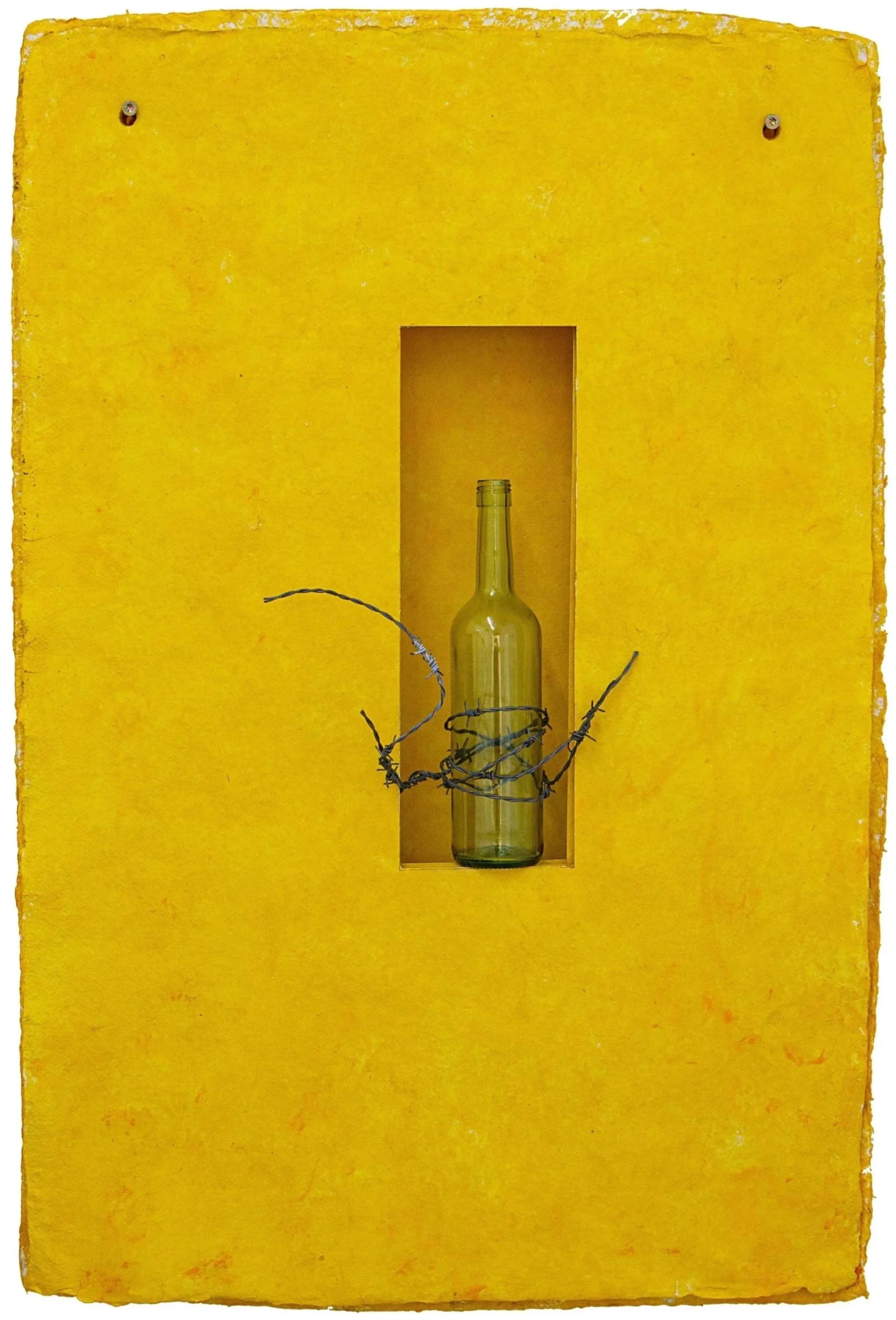 Raum für Kunst Oberkassel, Ausstellung Eduard Winklhofer, kontemporäre Kunst Düsseldorf, Pigment auf Papier, Flasche, Stacheldraht
