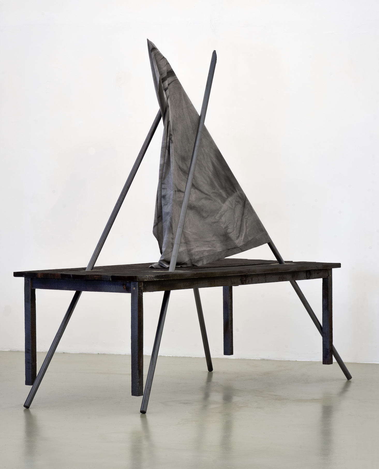 Arbeit ohne Titel, 2022, Detail, Verbrannte Tische, Lanzen, Fahnen