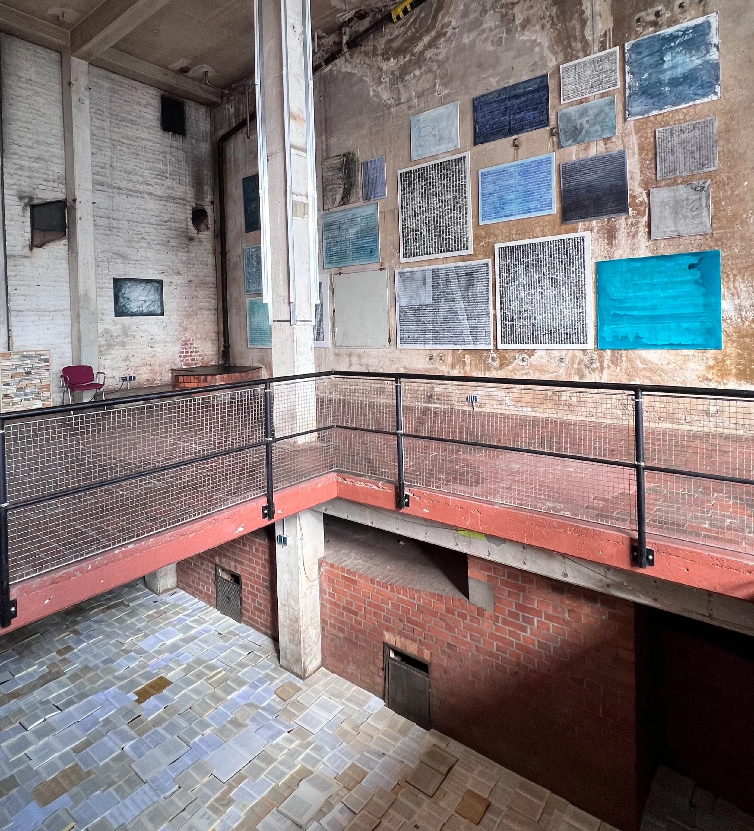 Mehrere Kunstwerke mit Textmustern Bilderwand und Installation aus Büchern im Kesselhaus Bamberg Ausstellung des aktuellen Künstlers Eduard Winklhofer aus Düsseldorf