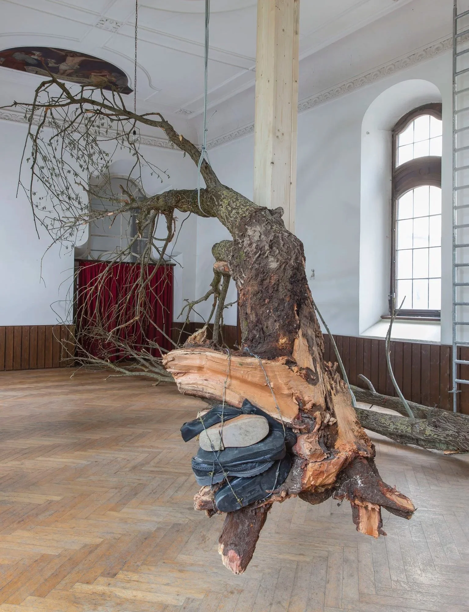 Installation, Hängender Baum, Schuhe und Stacheldraht, Arbeit des zeitgenössischen Künstlers Eduard Winklhofer in Regensburg