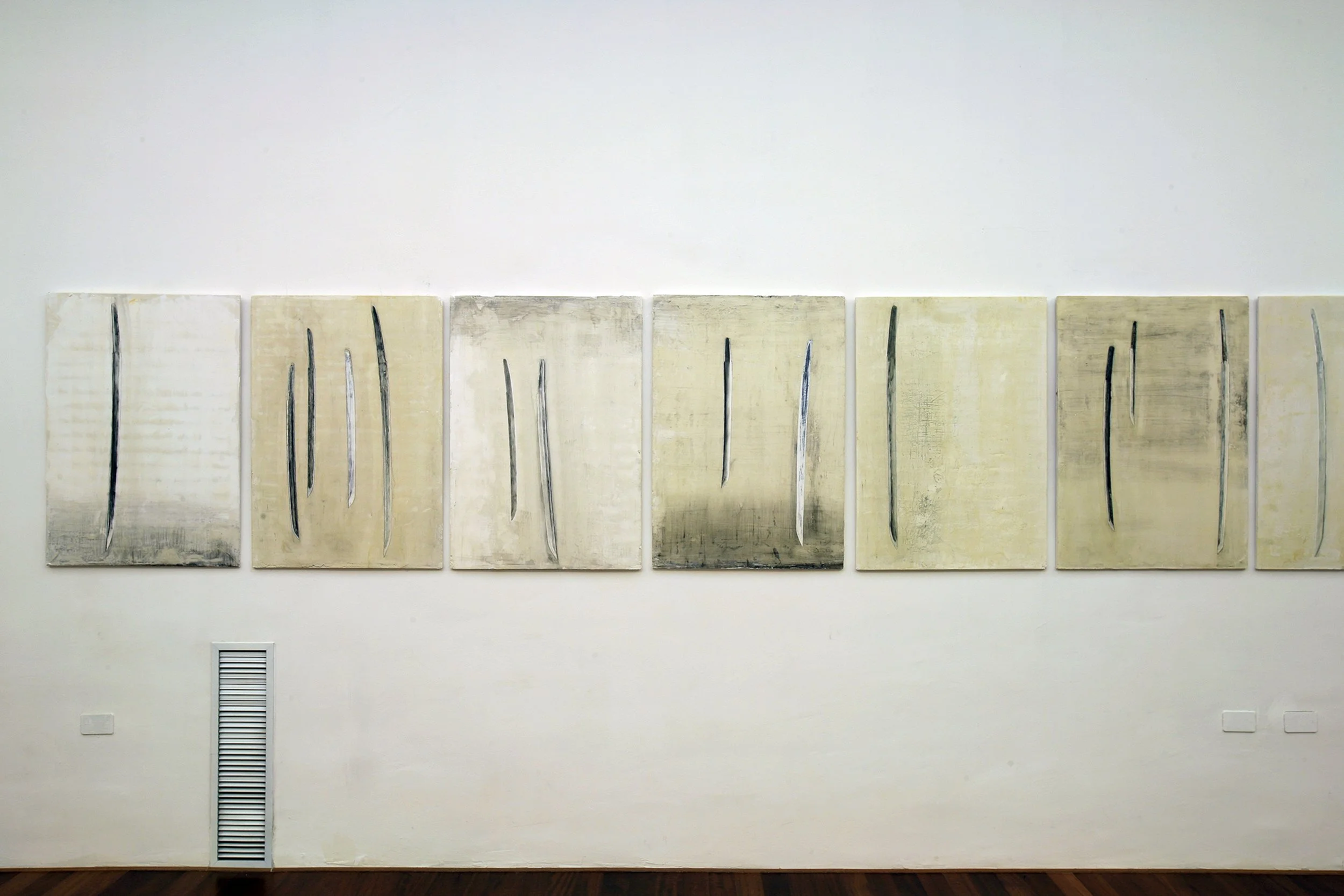 Große Wandbilder aus der Serie "Klingen", stellen Katanas in Schellack auf Gips dar, vom zeitgenössischen Düsseldorfer Künstler Eduard Winklhofer, Ausstellung in La Spezia 90er Jahre