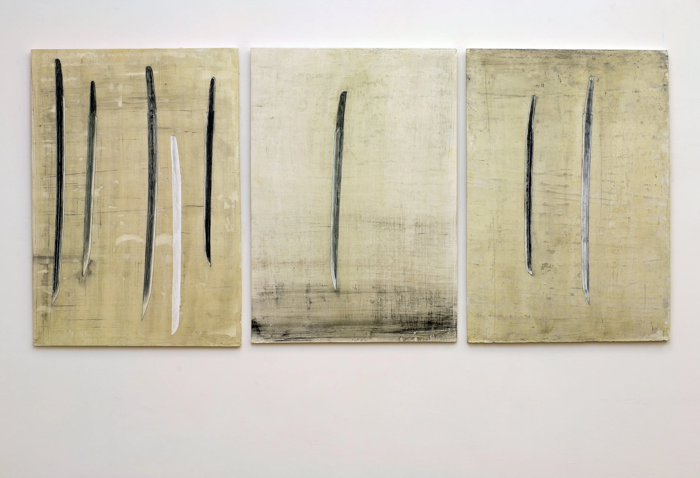 Große Unikat Wandbilder aus der Serie "Klingen", stellen Katanas in Schellack auf Gips dar, vom zeitgenössischen Düsseldorfer Künstler Eduard Winklhofer, Ausstellung in La Spezia 90er Jahre