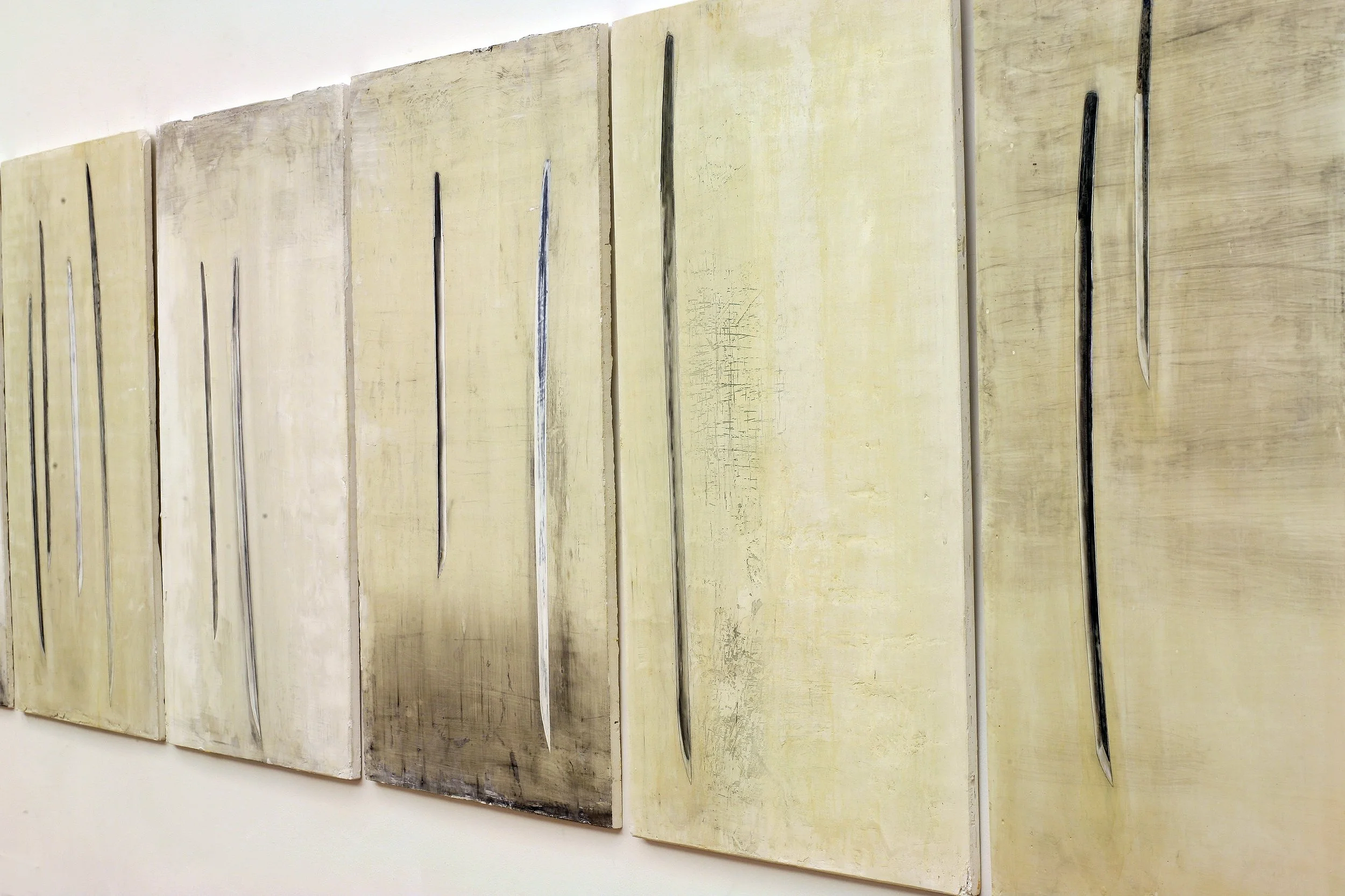 Große Unikat Wandbilder aus der Serie "Klingen", stellen Katanas in Schellack auf Gips dar, vom zeitgenössischen Düsseldorfer Künstler Eduard Winklhofer, Ausstellung in La Spezia 90er Jahre