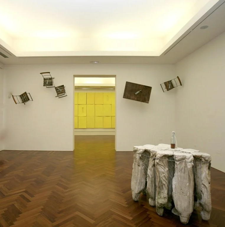 Große Installation, Madonnen in Gips gegossen und durch Stacheldraht gehalten, große Ausstellung vom zeitgenössischen Düsseldorfer Künstler Eduard Winklhofer, in La Spezia 90er Jahre