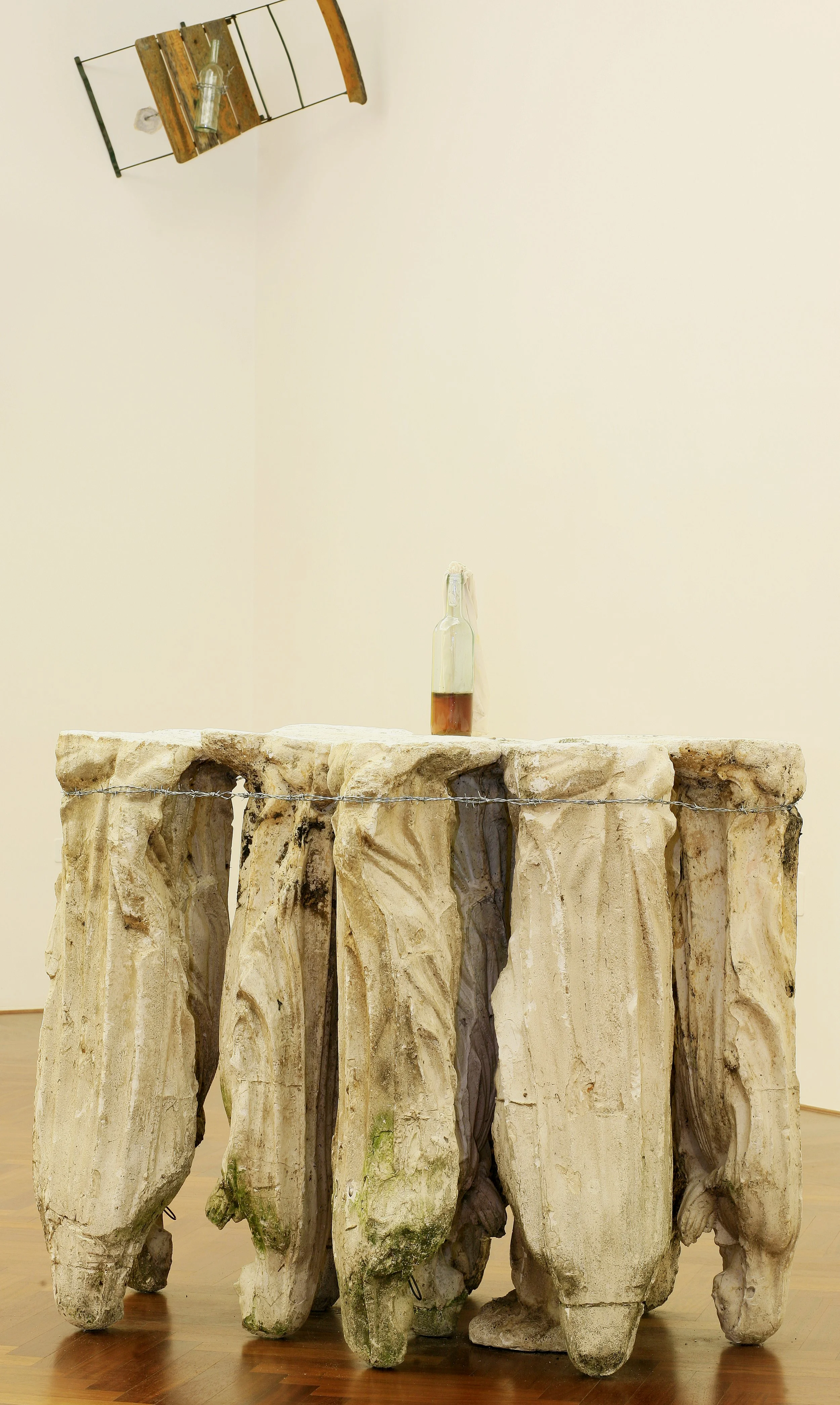 Große Installation, auf den Kopf gestellte Madonnen in Gips gegossen und durch Stacheldraht gehalten, große Ausstellung vom zeitgenössischen Düsseldorfer Künstler Eduard Winklhofer, in La Spezia 90er Jahre