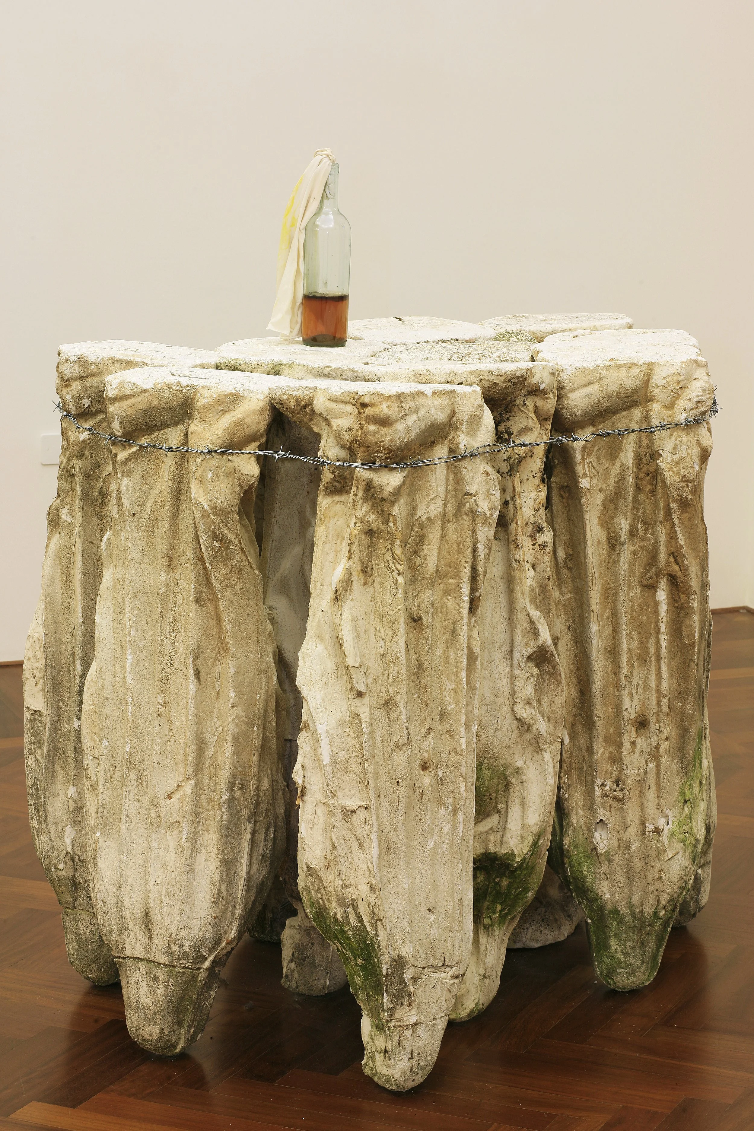 Detail, Große Installation, auf den Kopf gestellte Madonnen in Gips gegossen und durch Stacheldraht gehalten, große Ausstellung vom zeitgenössischen Düsseldorfer Künstler Eduard Winklhofer, in La Spezia 90er Jahre