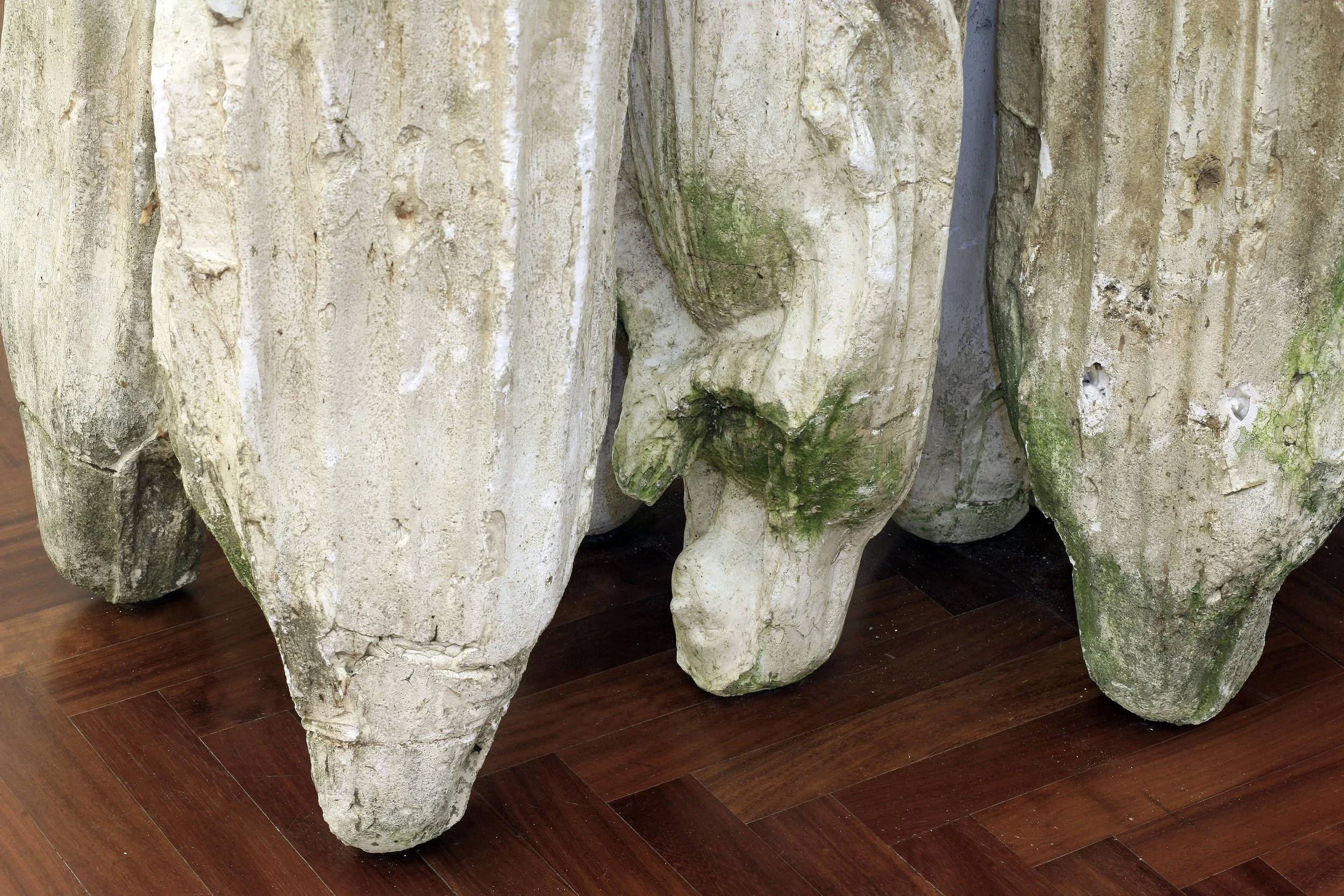 Nahaufnahme der unteren Teile der Installation, auf den Kopf gestellte Madonnen in Gips gegossen und durch Stacheldraht gehalten, große Ausstellung vom zeitgenössischen Düsseldorfer Künstler Eduard Winklhofer, in La Spezia 90er Jahre