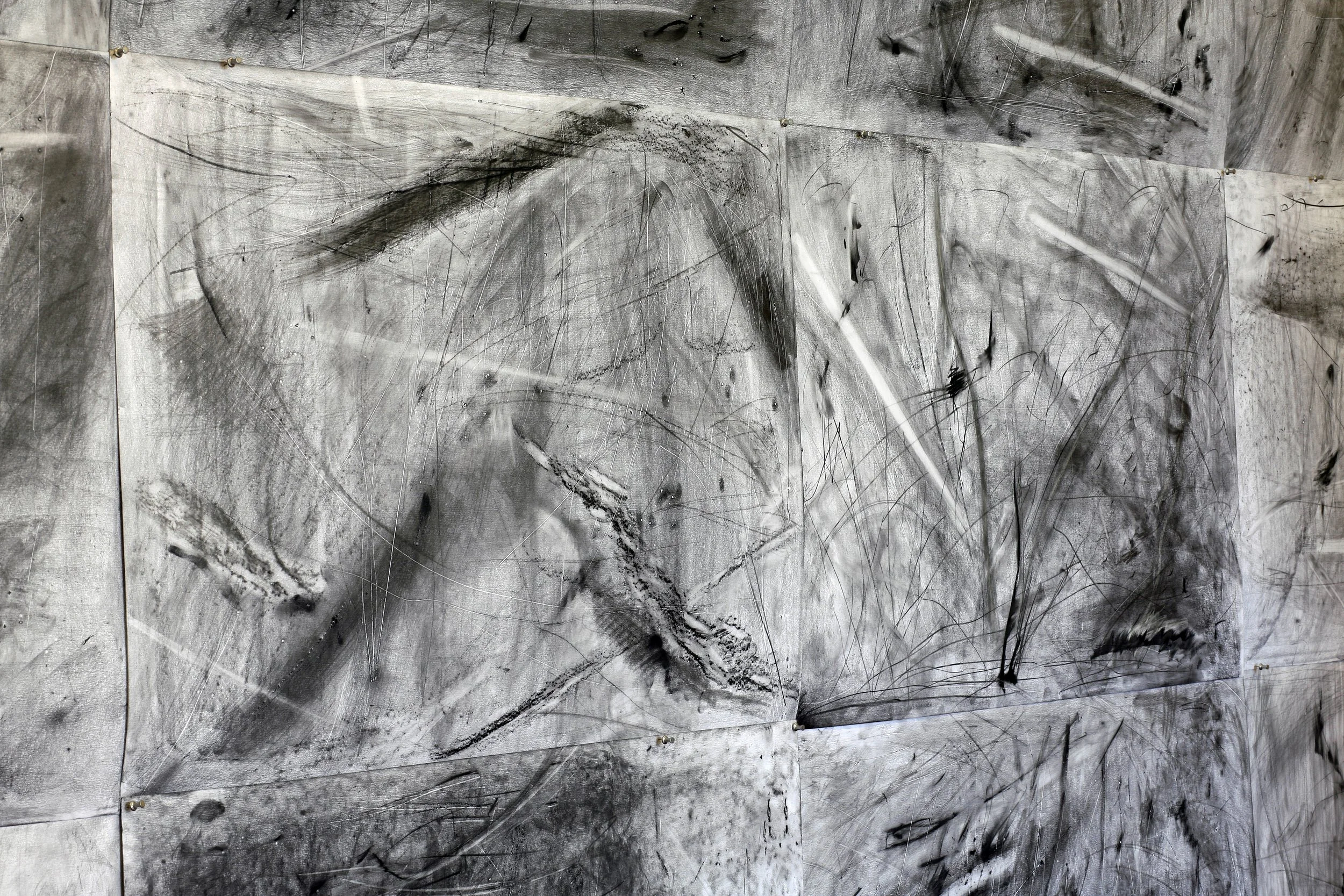 Nahaufnahme großer Wandbild Collage, Graphit Schraffierung auf Papier, große Ausstellung vom zeitgenössischen Düsseldorfer Künstler Eduard Winklhofer, in La Spezia 90er Jahre