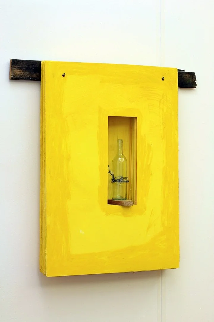 Wandbild, gelbes Pigment auf Papier, Flasche, Stacheldraht, Ausstellung vom zeitgenössischen Düsseldorfer Künstler Eduard Winklhofer, in La Spezia 90er Jahre
