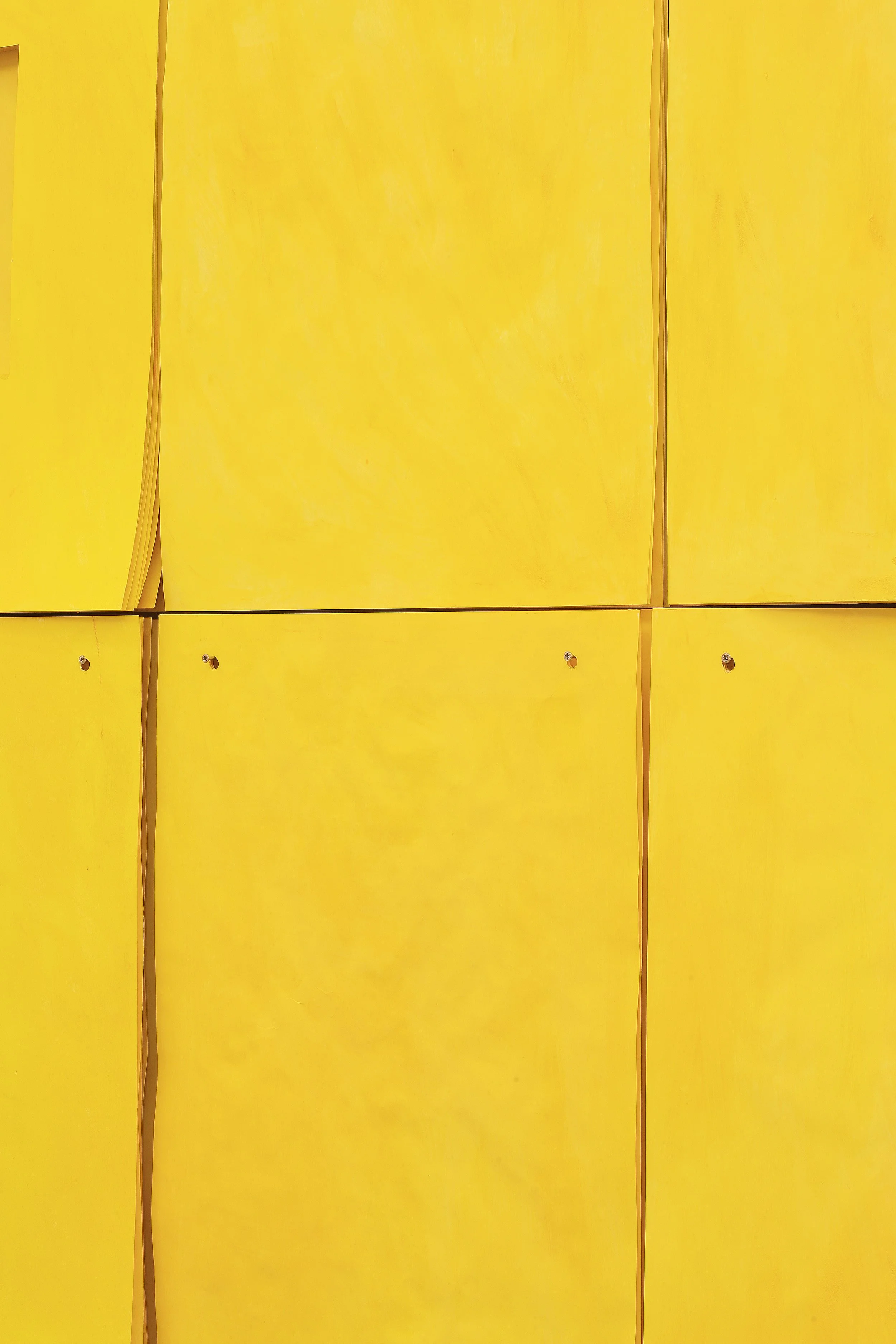 Detail, große Wandbild Collage, gelbes Pigment auf Papier, Flasche, Stacheldraht, Ausstellung vom zeitgenössischen Düsseldorfer Künstler Eduard Winklhofer, in La Spezia 90er Jahre