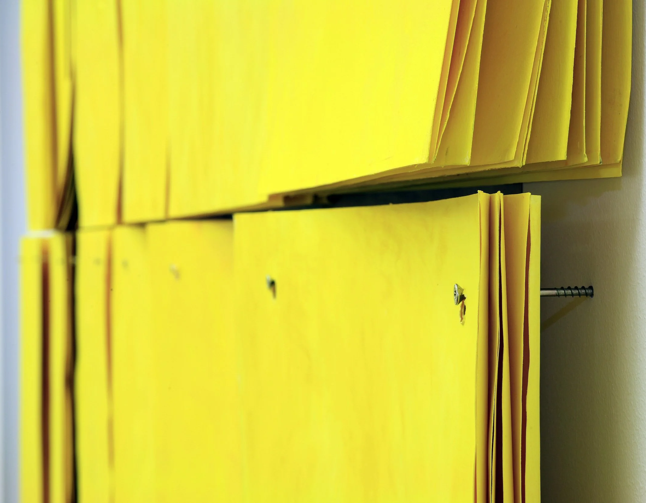 Nahaufnahme, große Wandbild Collage, gelbes Pigment auf Papier, Flasche, Stacheldraht, Ausstellung vom zeitgenössischen Düsseldorfer Künstler Eduard Winklhofer, in La Spezia 90er Jahre