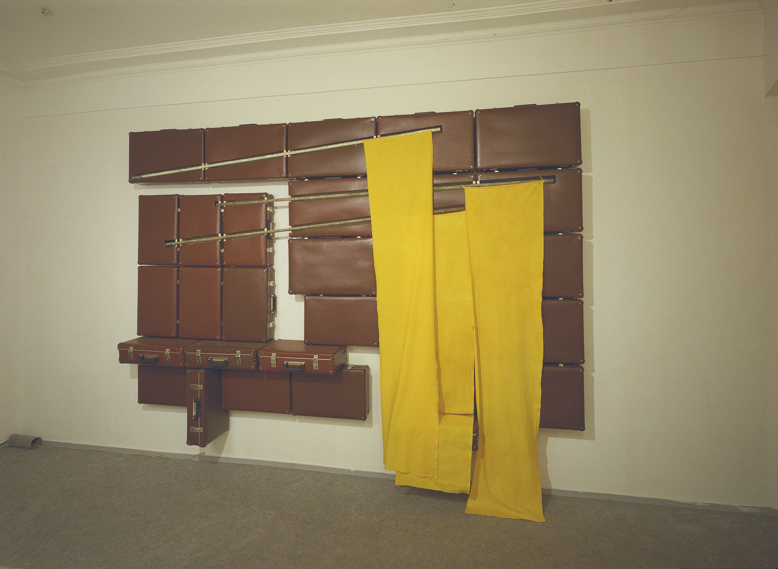Gelbe Fahnen, eingearbeitet in lederne Koffer, moderne Installation vom zeitgenössischen Düsseldorfer Künstler Eduard Winklhofer im Center for Contemporary Art in Moskau