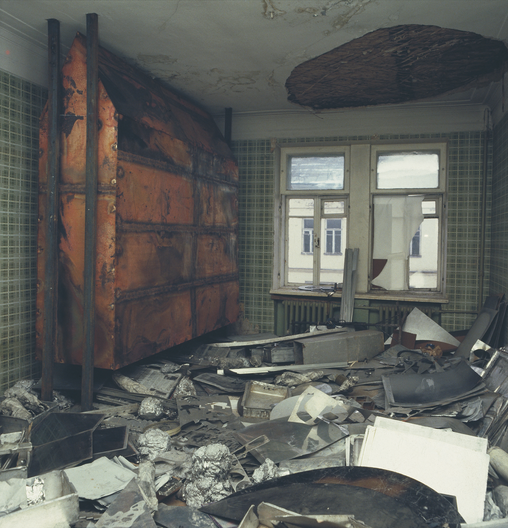Ein zerstörtes, mit Trümmern und Schutt bedecktes Zimmer, geschweißter Metallkorpus, Installation vom zeitgenössischen Düsseldorfer Künstler Eduard Winklhofer im Center for Contemporary Art in Moskau 