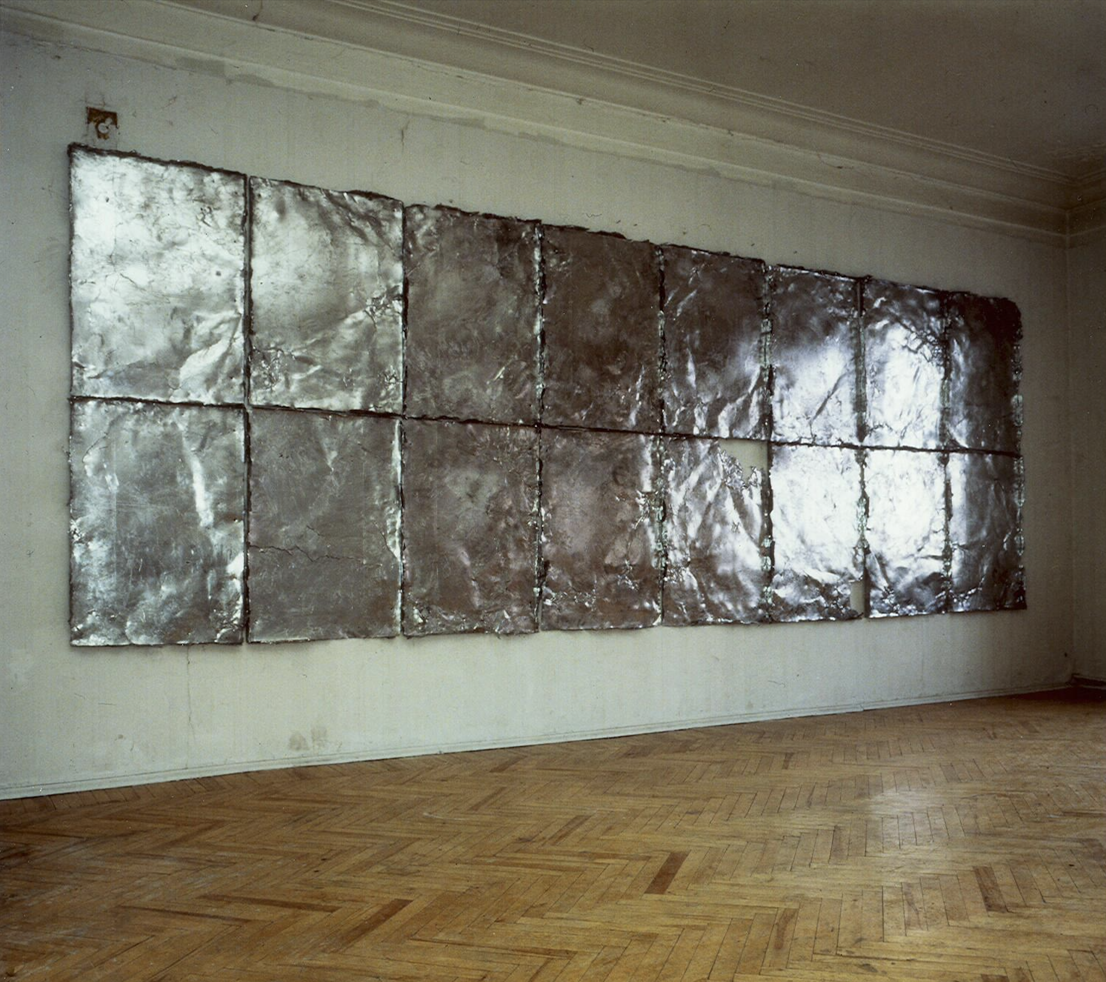 Installation aus rechteckigen, silbrig glänzenden Metallplatten, Moskau in den 80er Jahren, Center for Contemporary Art, Ausstellung des zeitgenössischen Künstlers Eduard Winklhofer 