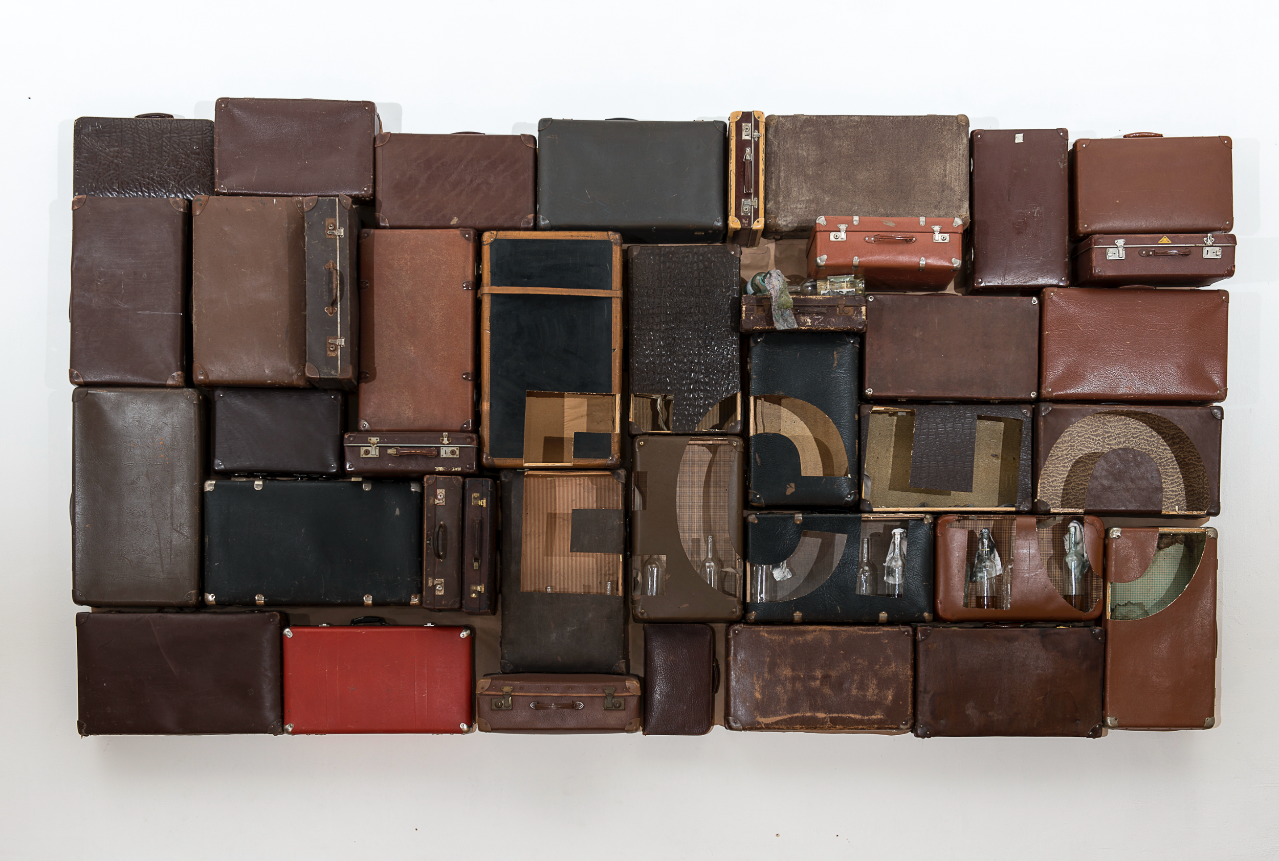 Eine Wandinstallation aus alten, gebrauchten Lederkoffern Installationen, Echo, Arbeit des österreichischen zeitgenössischen Künstlers Eduard Winklhofer 