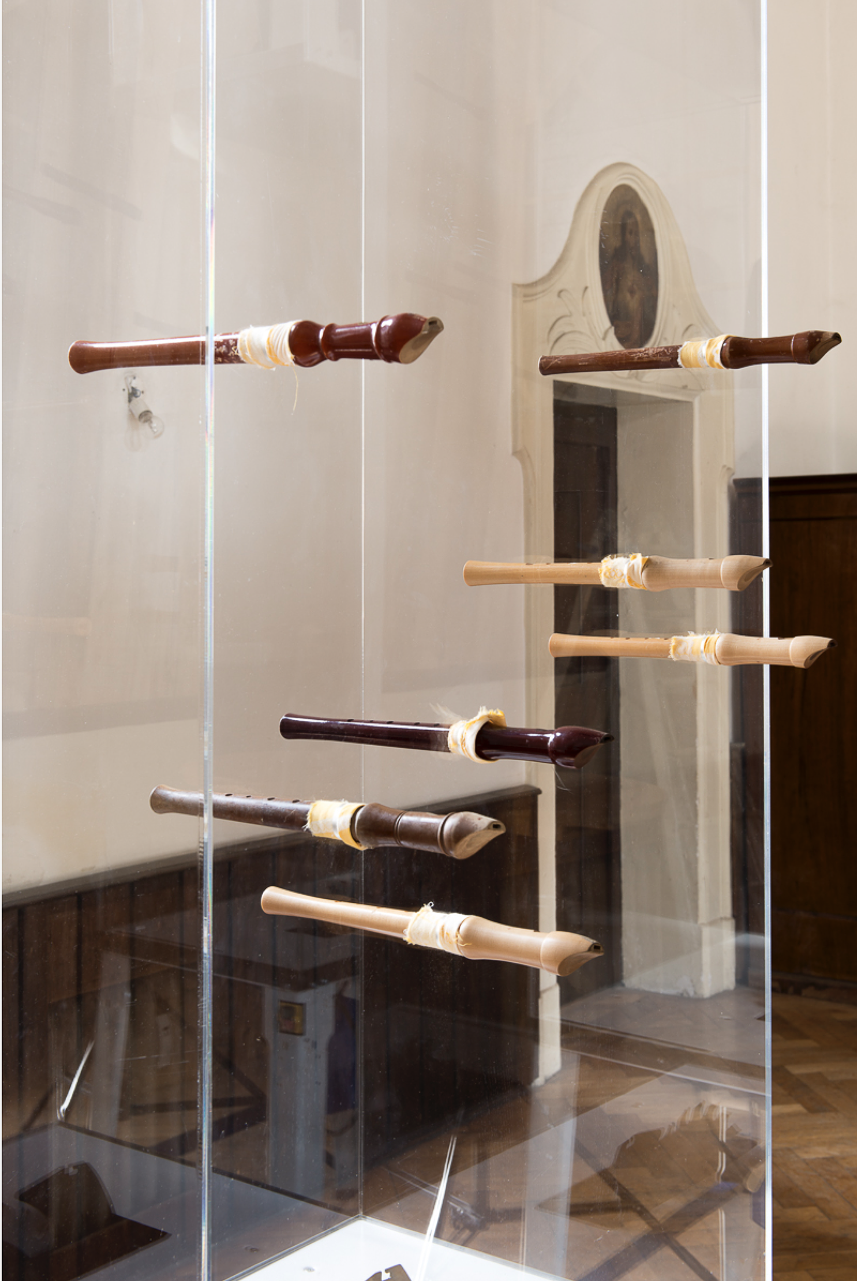 Verschiedene antike Flöten aus Holz,  gehangen zwischen Kreissägen, Arbeit des wichtigen deutschen Künstlers Eduard Winklhofer in Regensburg