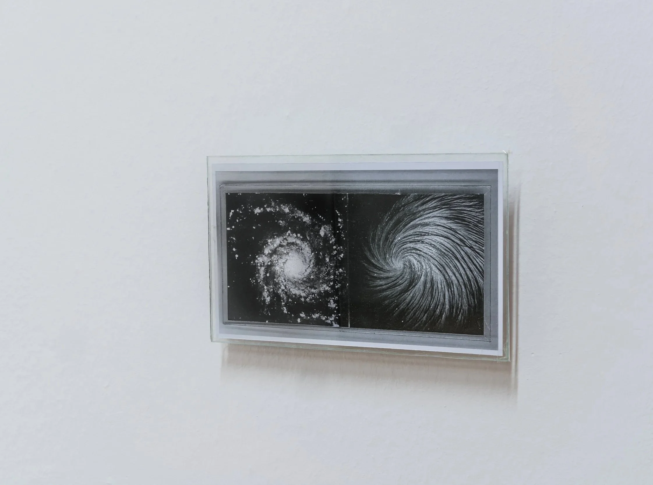 Kunstwerk aktuell, Wandbild, Haarwirbel eines Neugeborenen und Galaxie, Fotografie, 11 x 22cm von zeitgenössischem Düsseldorfer Künstler Eduard Winklhofer, Atelier Düsseldorf