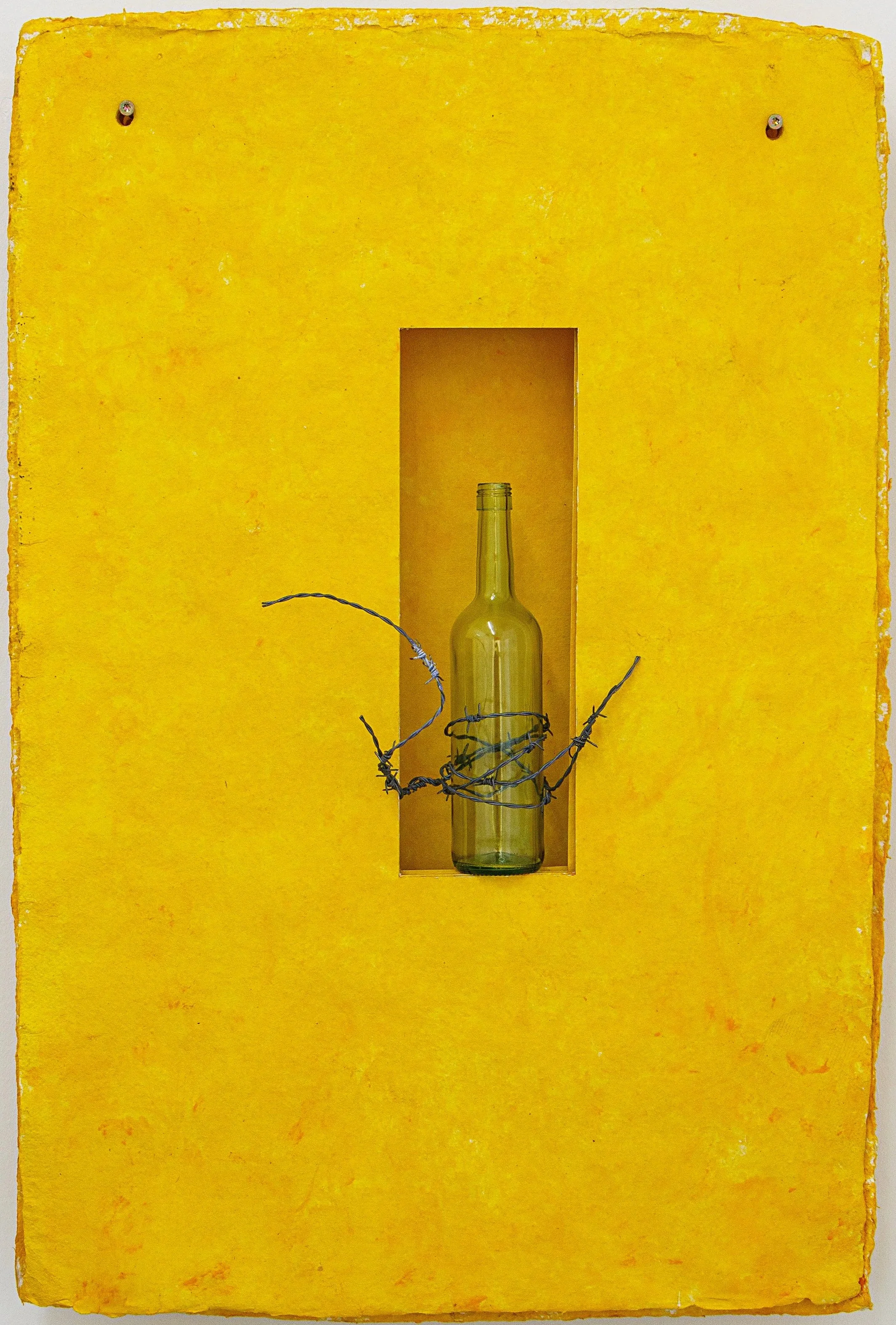 Eduard Winklhofer, zeitgenössische Kunst Düsseldorf, Künstler Atelier Düsseldorf, Wandarbeit aus Papier gelbem Pigment, Stacheldraht & Glasflasche, 70 x 100cm