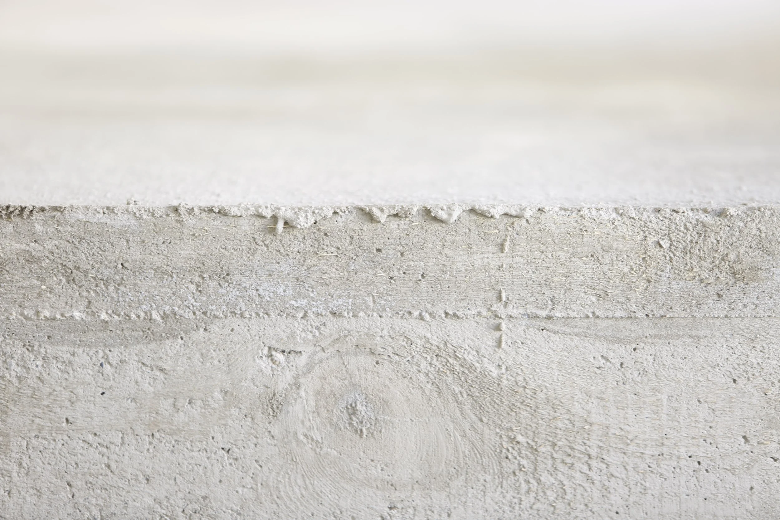 Nahaufnahme, Kunstinstallation, Betonplatte auf Holzstühlen, Kulturzentrum bei den Minoriten, Graz, Ausstellung des aktuellen Künstlers Eduard Winklhofer aus Düsseldorf 