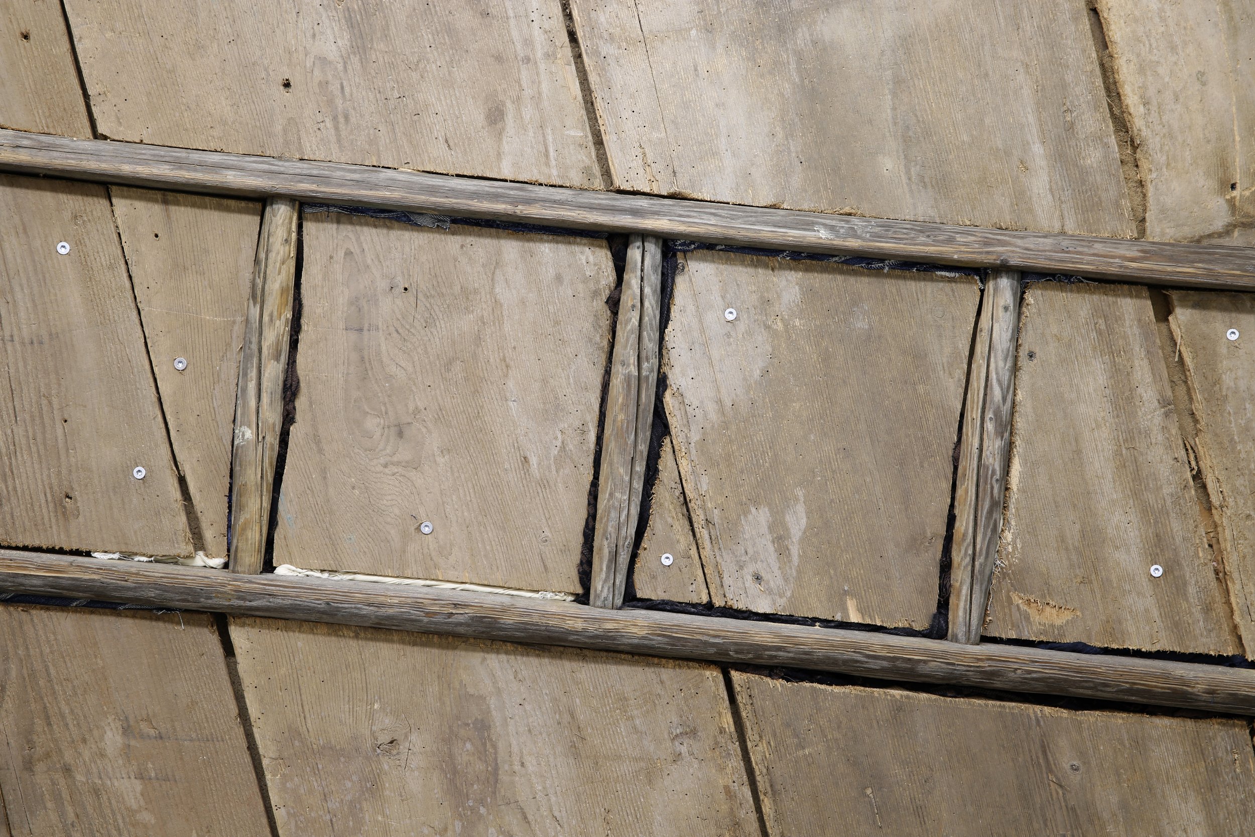 Nahaufnahme, Kunstinstallation, Holzbalken, Leiter und Flöten in Fenstern, Kulturzentrum bei den Minoriten, Graz, Ausstellung des aktuellen Künstlers Eduard Winklhofer aus Düsseldorf 