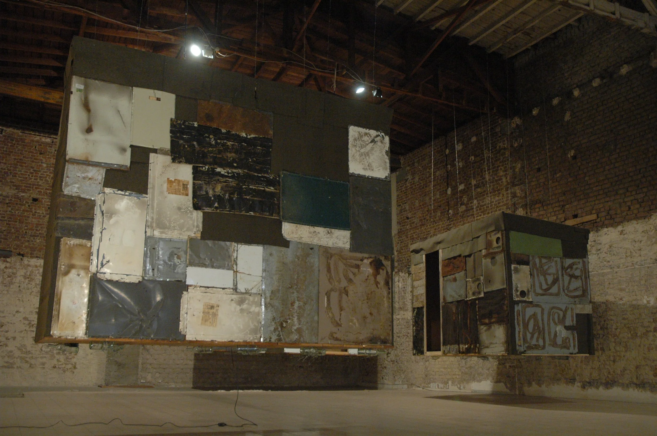 Große Kunstinstallation, Ausstellung in der Gloriahalle, aufgehangene Container Arbeiten von Düsseldorfer Künstler Eduard Winklhofer 