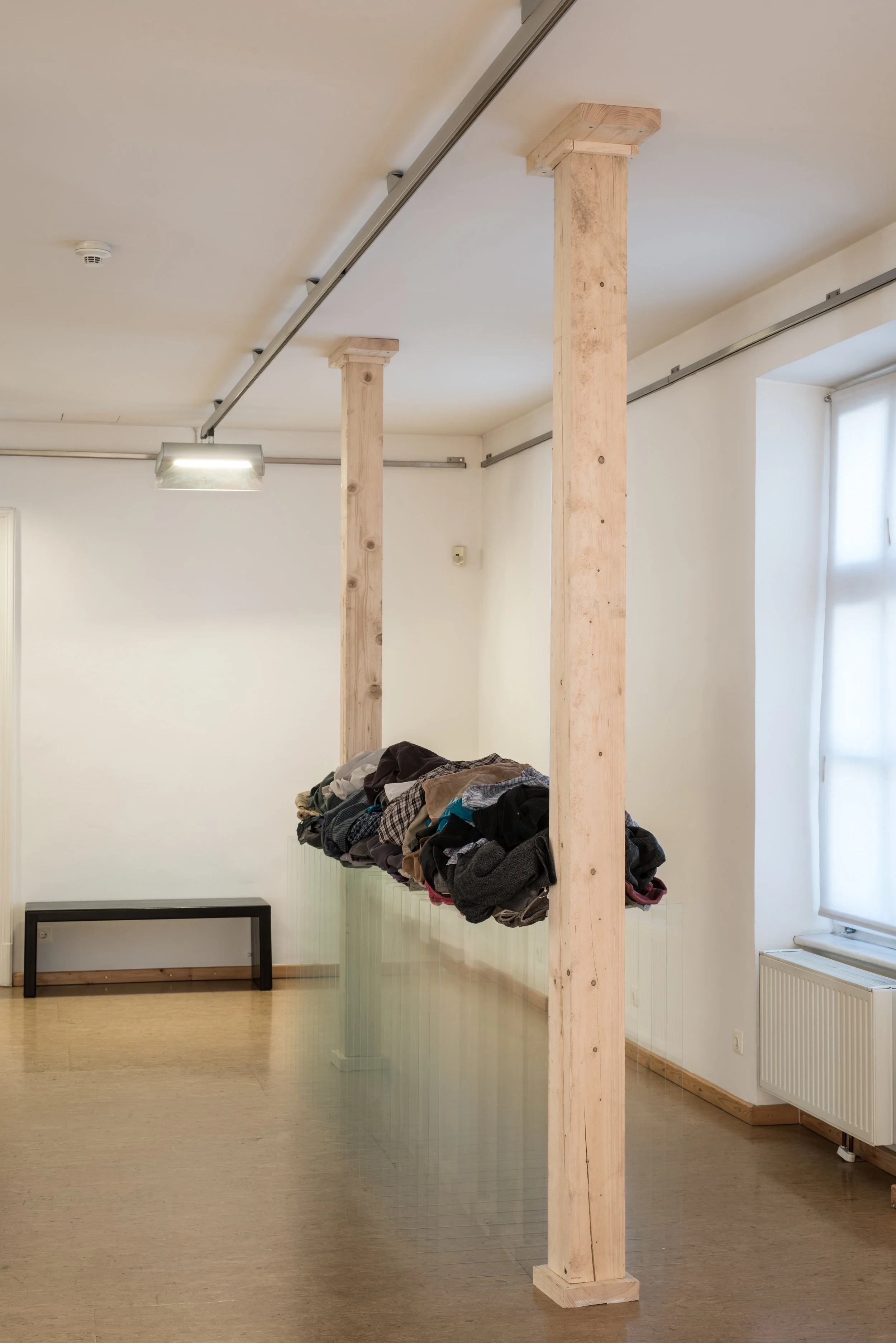 Installation, Kleidung auf Glasscheiben, Kunsthaus Köflach, von Düsseldorfer zeitgenössischem Künstler Eduard Winklhofer 