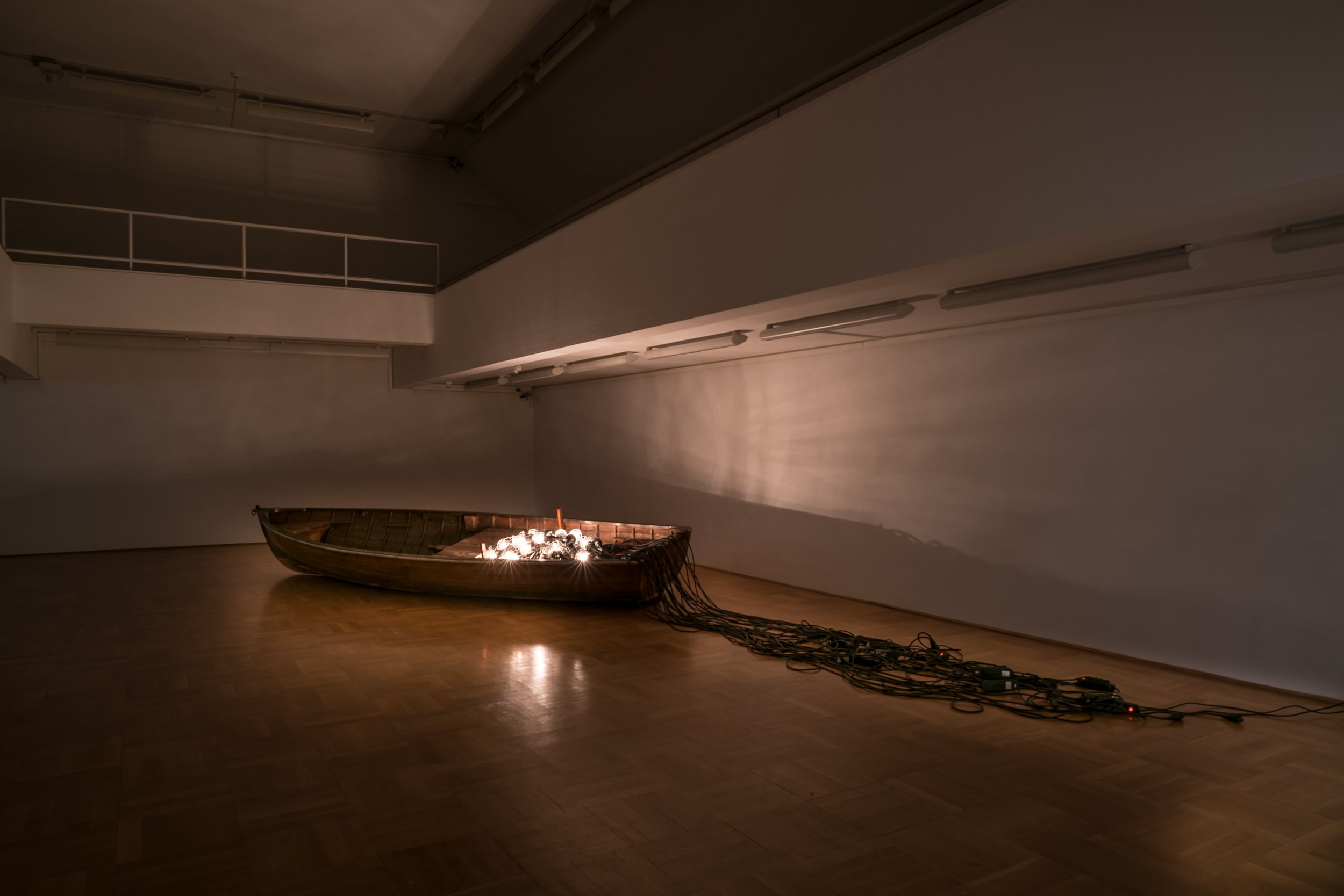 Schiff aus Holz, das mit Lichterketten beladen ist, moderne Installation, Zeitgenössischen Künstlers Eduard Winklhofer, Kunst & Gewerbeverein, 2018