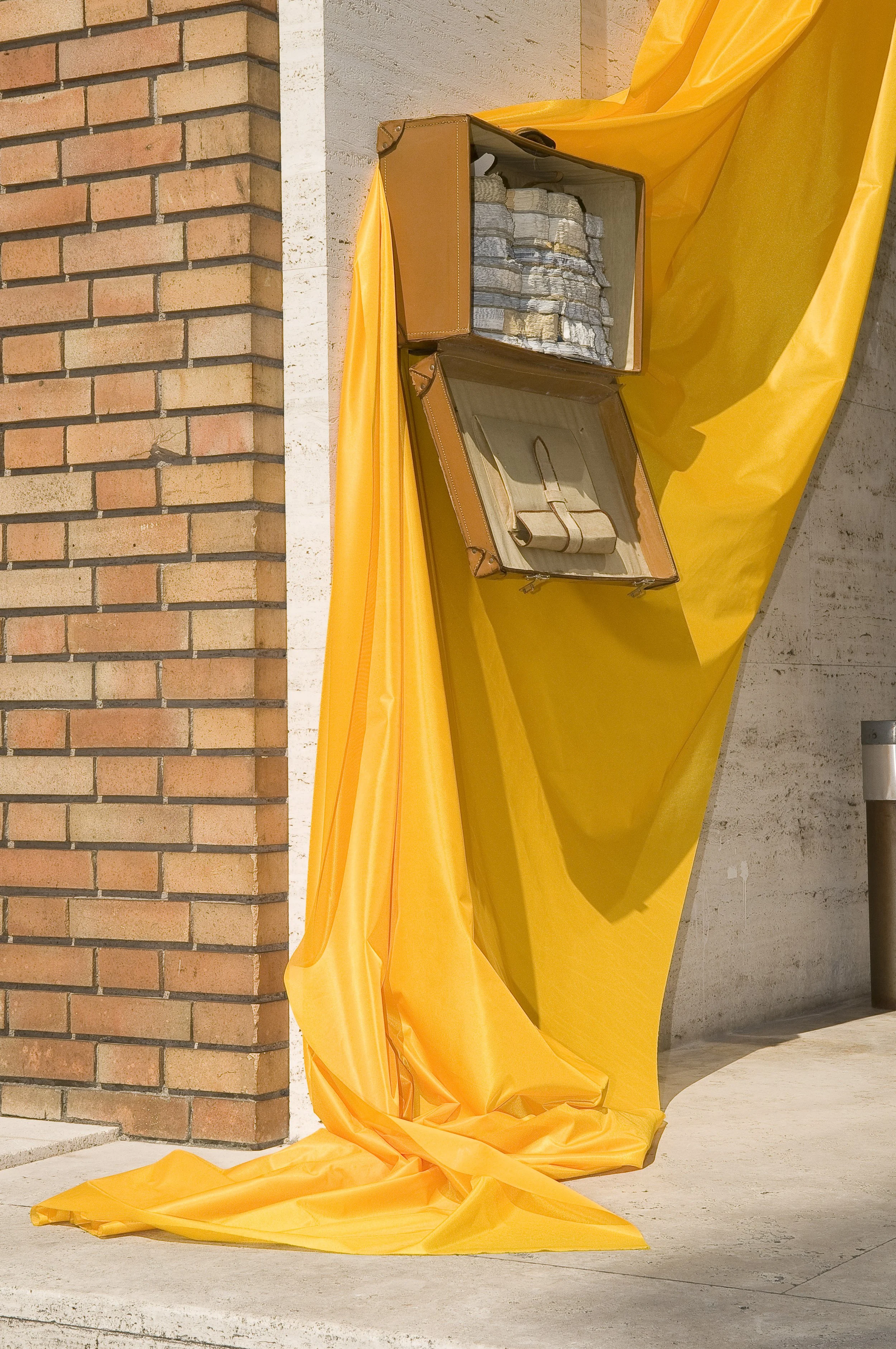 Installation Echo, Bücher, gelbe Flaggen, Österreichisches Kulturinstitut, Arbeiten von Düsseldorfer Künstler Eduard Winklhofer