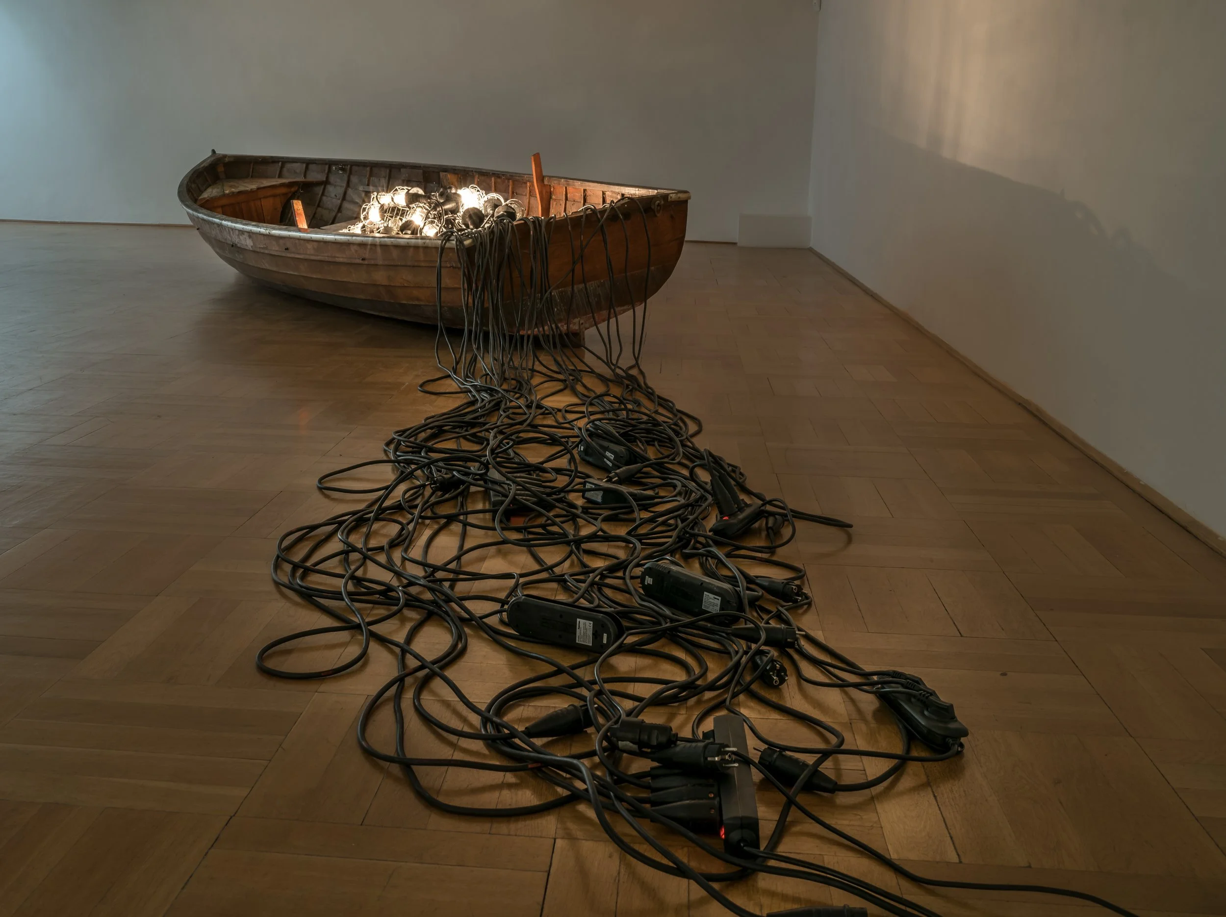 Schiff aus Holz, das mit Lichterketten beladen ist, moderne Installation, Zeitgenössischen Künstlers Eduard Winklhofer, Kunst & Gewerbeverein, 2018