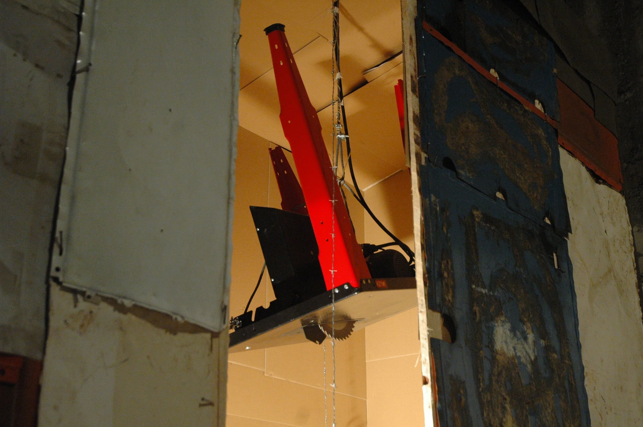 Detail, Kunstinstallation, Ausstellung in der Gloriahalle, aufgehangene Container, Kreissäge an Stacheldraht aufgehangen, Arbeiten von Düsseldorfer Künstler Eduard Winklhofer