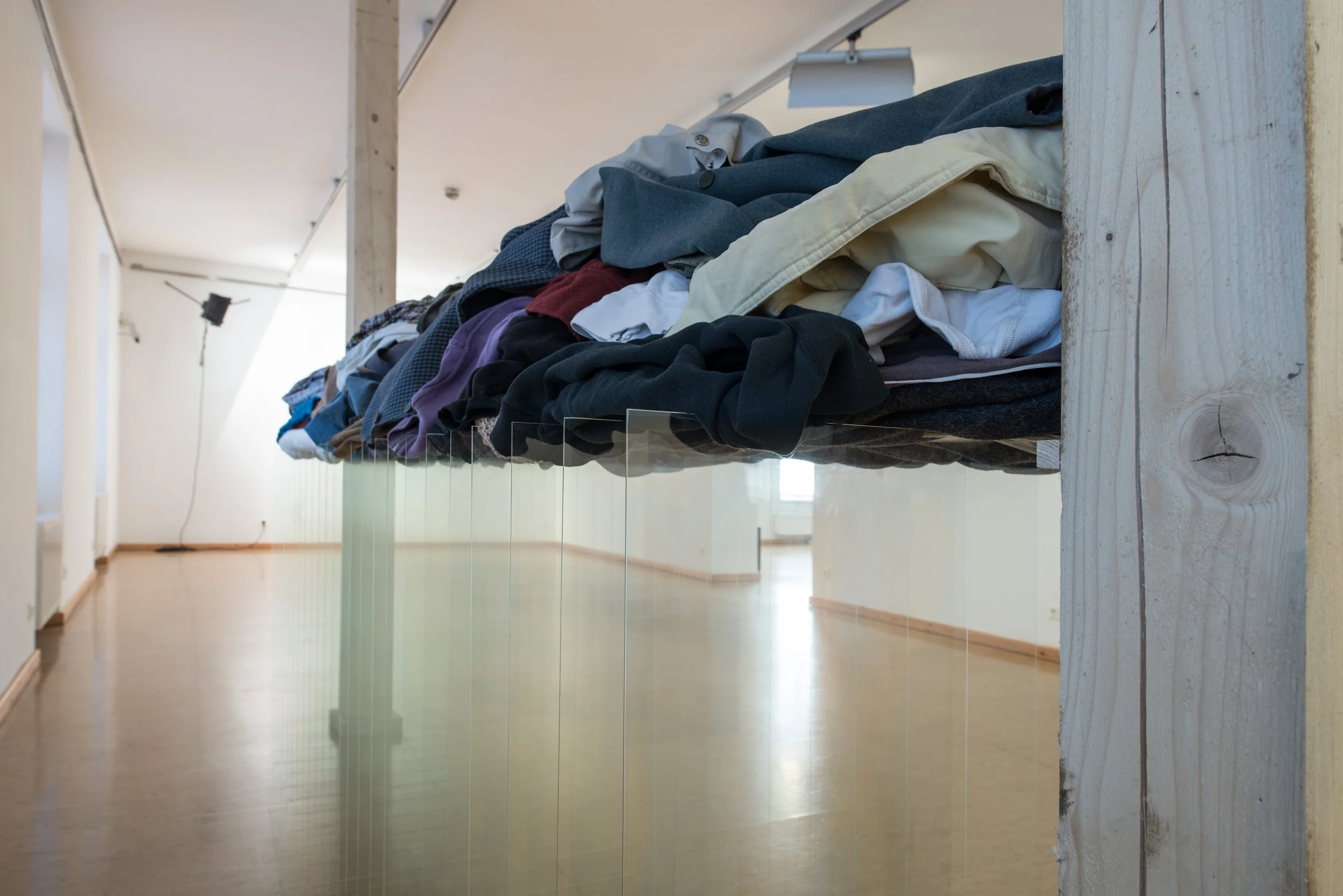 Installation, Kleidung auf Glasscheiben, Kunsthaus Köflach, von Düsseldorfer zeitgenössischem Künstler Eduard Winklhofer 