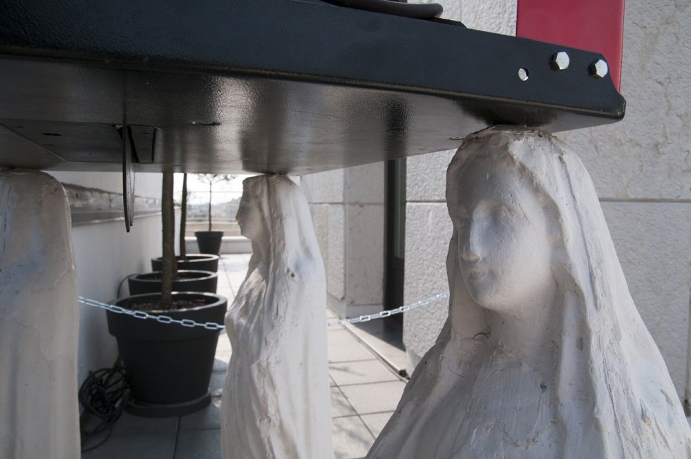 Installation, Gips Madonnen tragen Kreissäge, Arbeit von Eduard Winklhofer, Künstler aus Düsseldorf, Ausstellung Sede Banca Vontobel