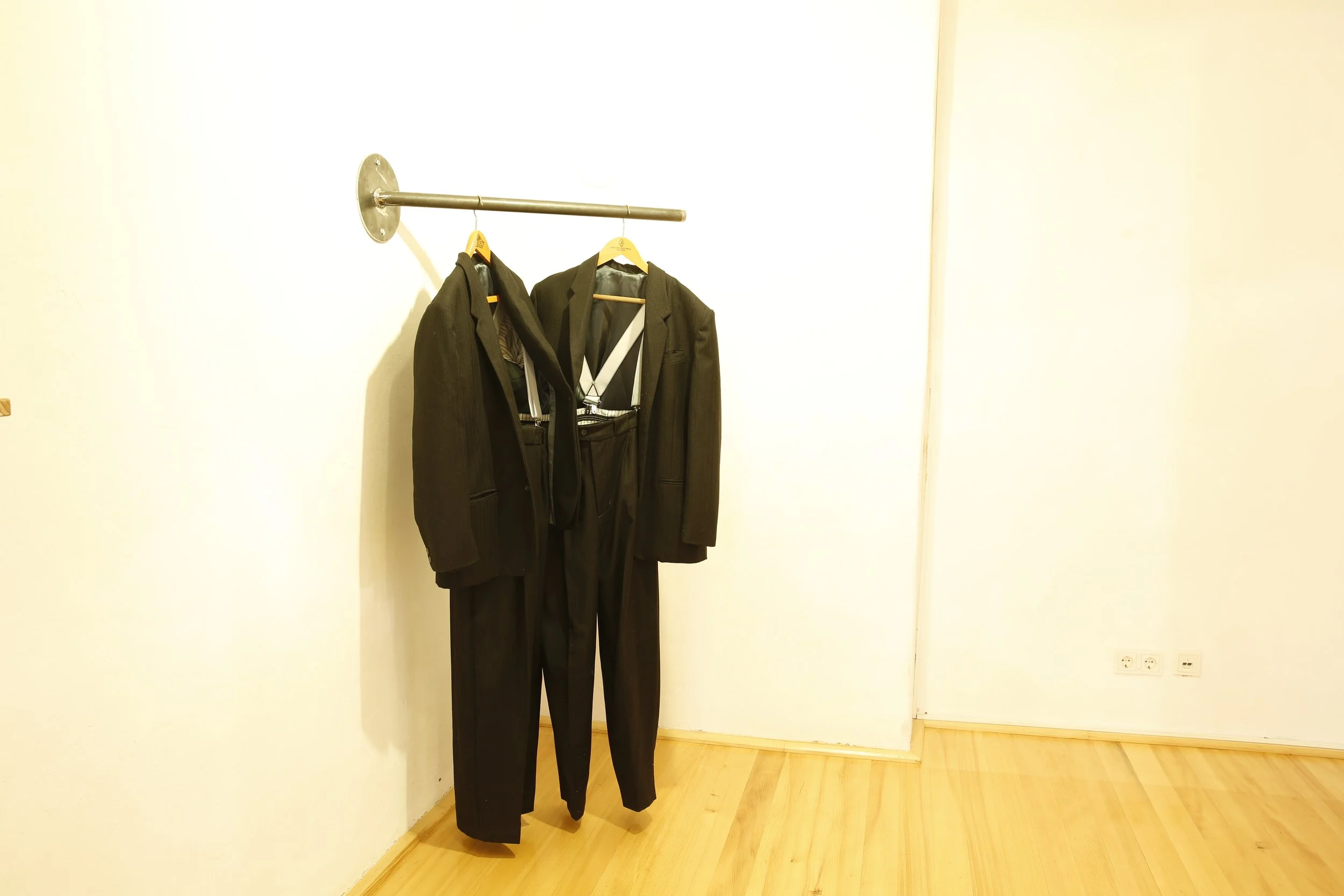 Kunstinstallation, Anzug von siamesischen Zwillingen, Kulturzentrum bei den Minoriten, Graz, Ausstellung des aktuellen Künstlers Eduard Winklhofer aus Düsseldorf