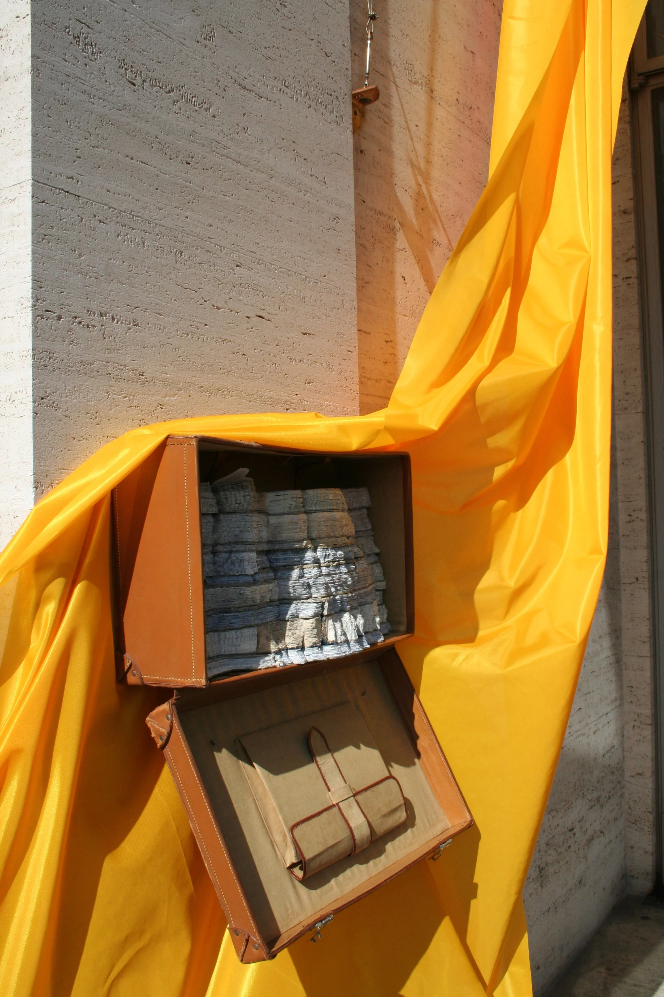 Installation Echo, Bücher, gelbe Flaggen, Österreichisches Kulturinstitut, Arbeiten von Düsseldorfer Künstler Eduard Winklhofer